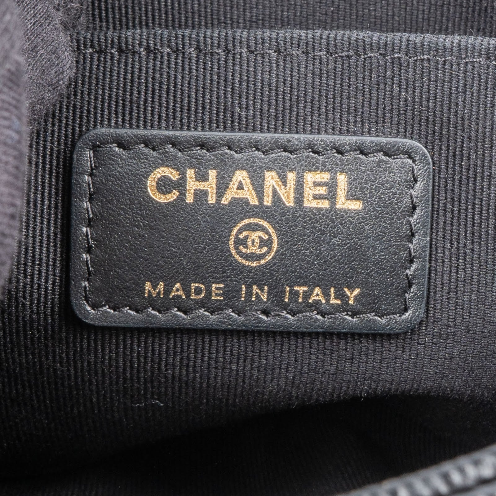 Pochette Chanel in pelle Caviar trapuntata con catena laterale