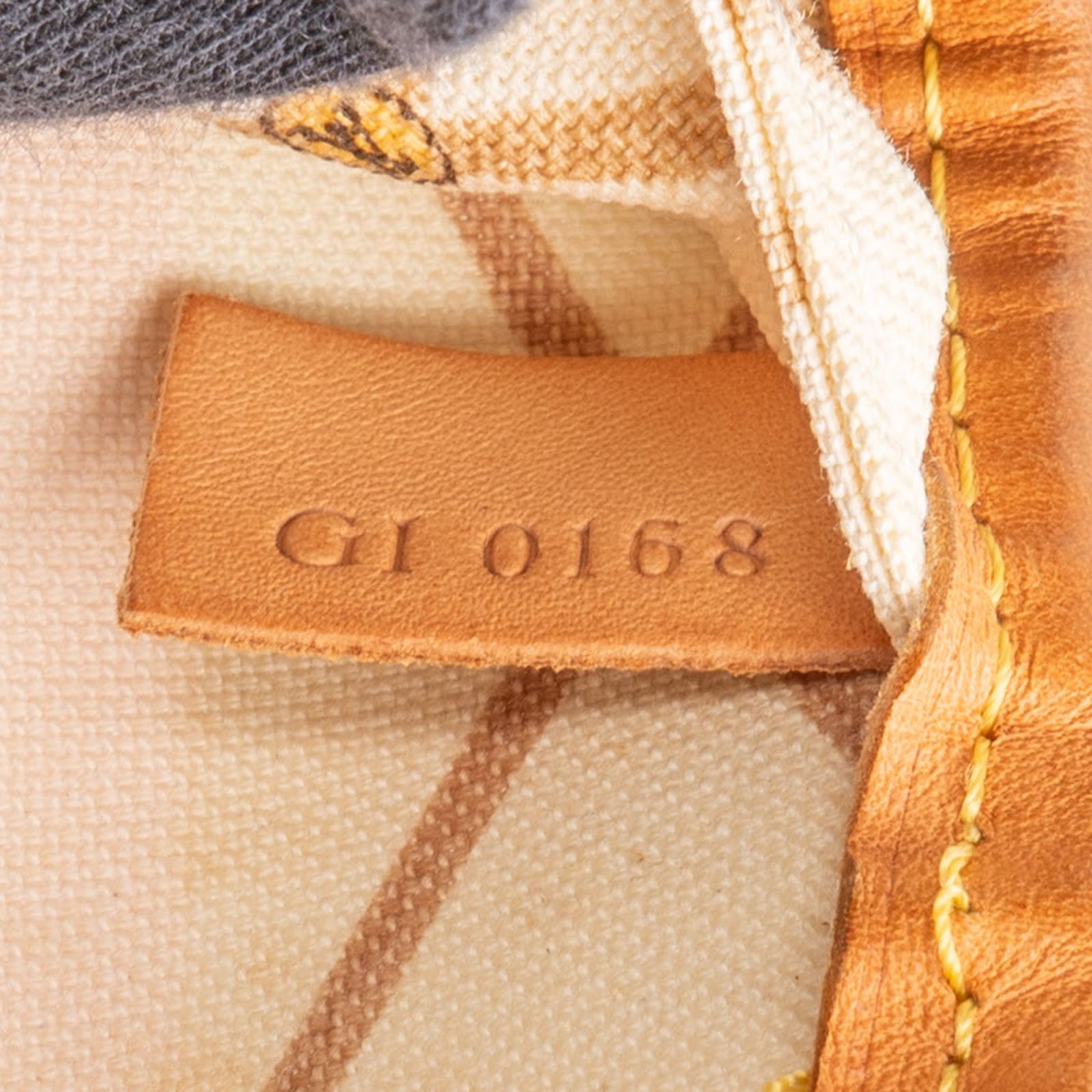 Louis Vuitton – Neverfull MM shoulder bag