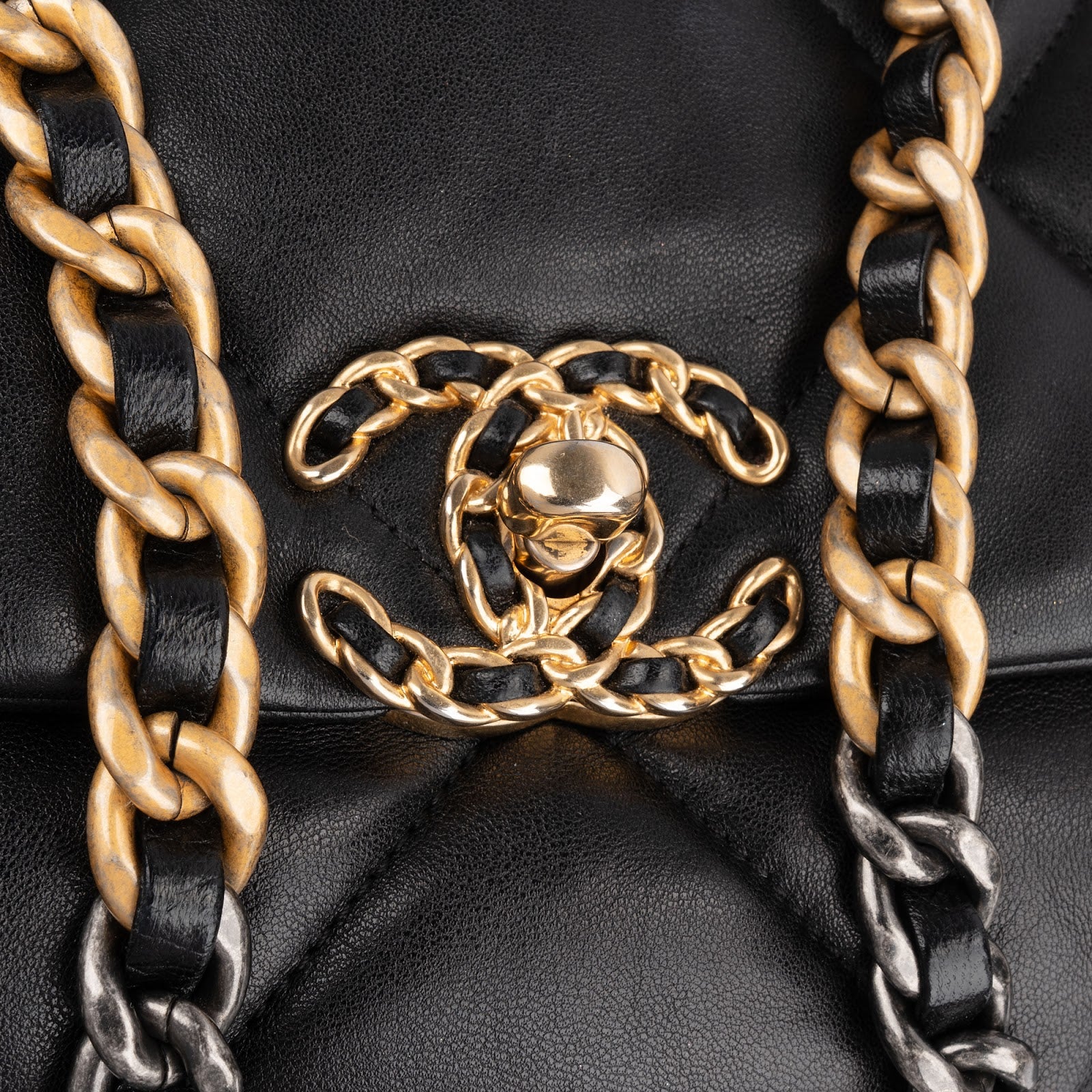 Chanel – 19 Flap Bag Schultertasche