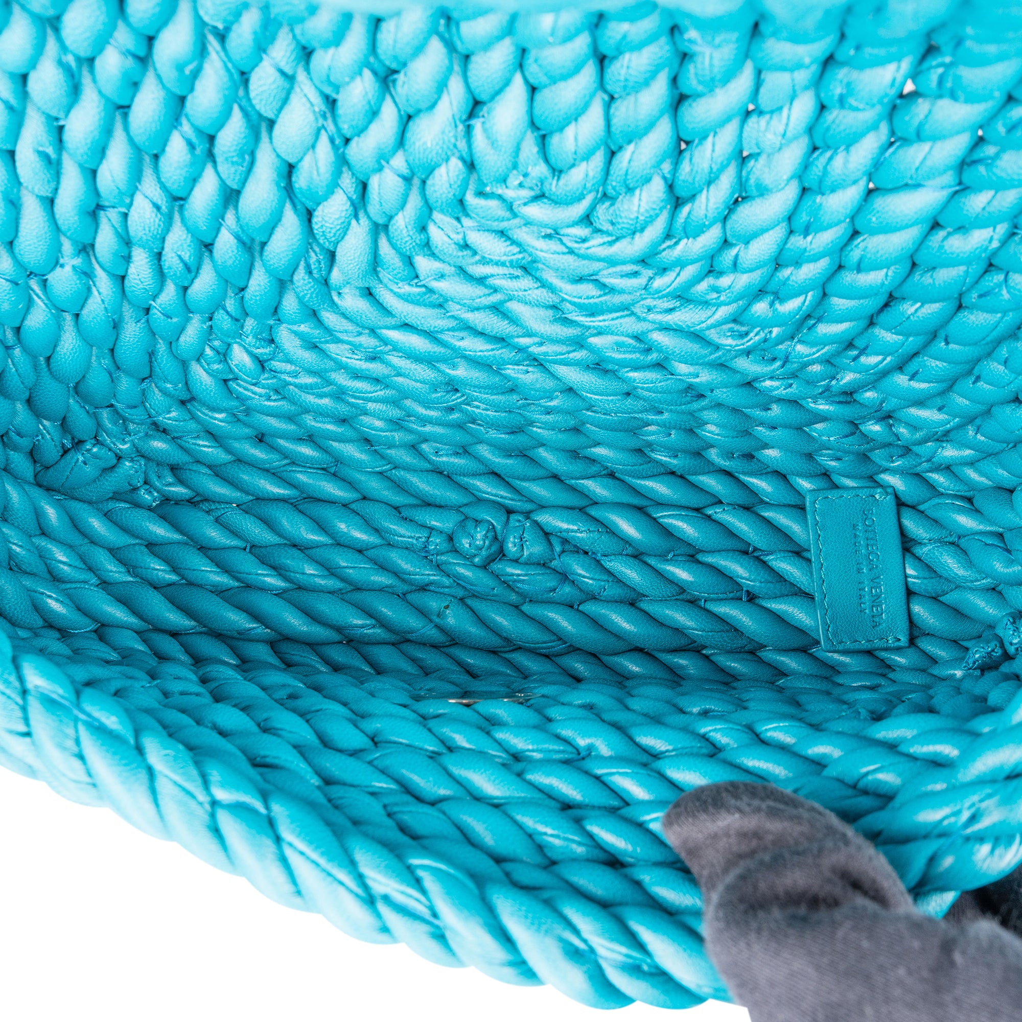 Sac à bandoulière « Torchon » en cuir tressé bleu de Bottega Veneta