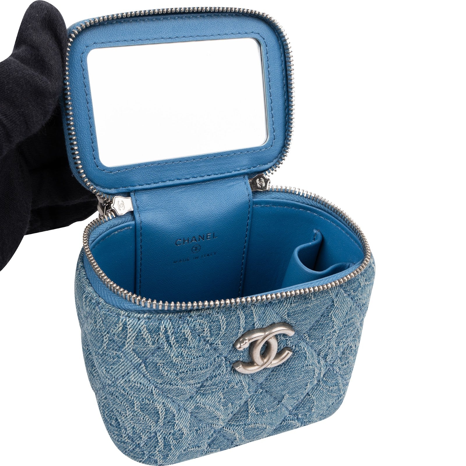 Chanel - Quilted Denim Mini-toilettas met schouderriem