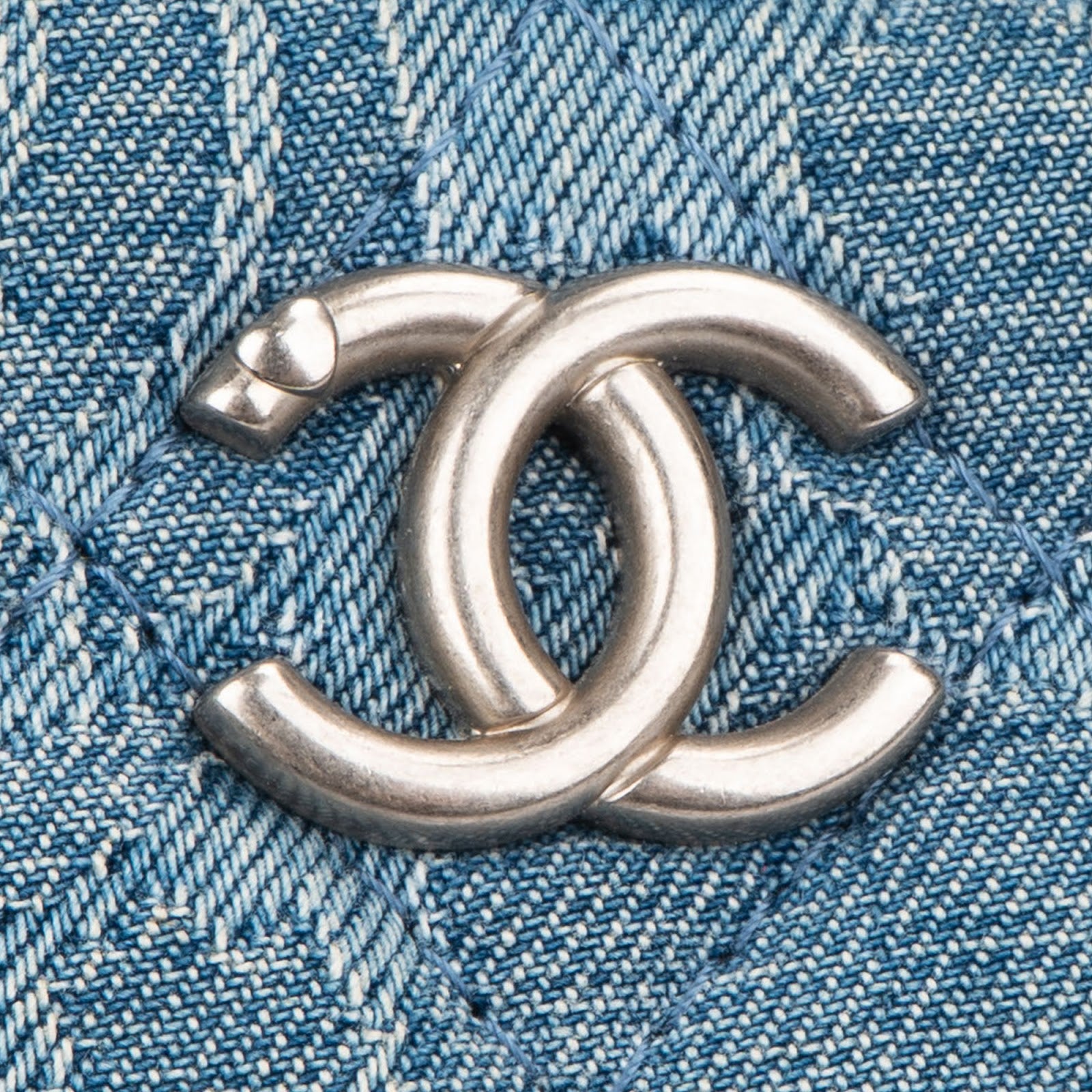 Chanel - Quilted Denim Mini-toilettas met schouderriem