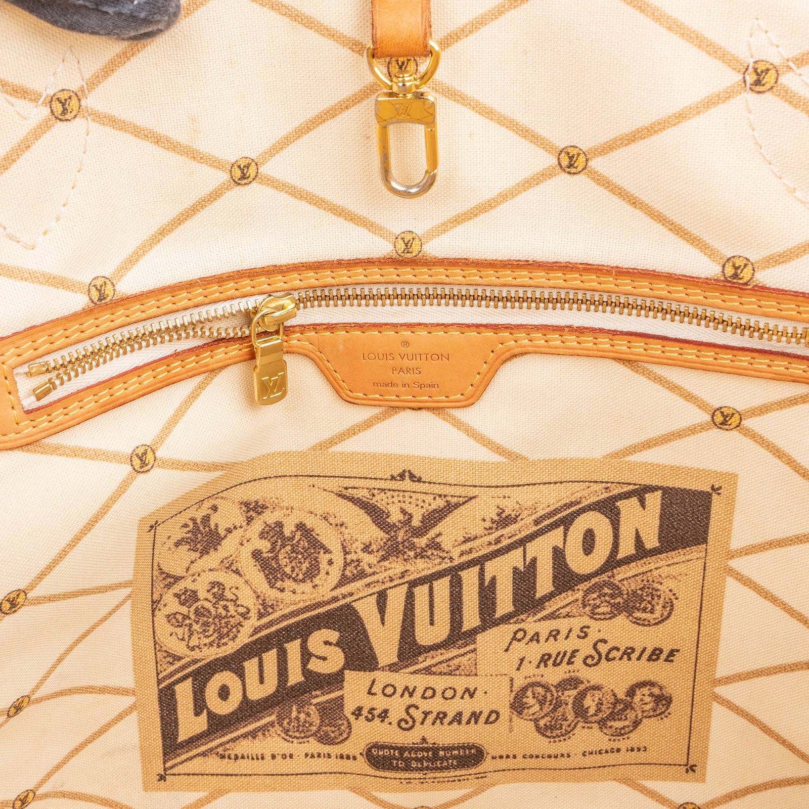 Louis Vuitton – Neverfull MM shoulder bag