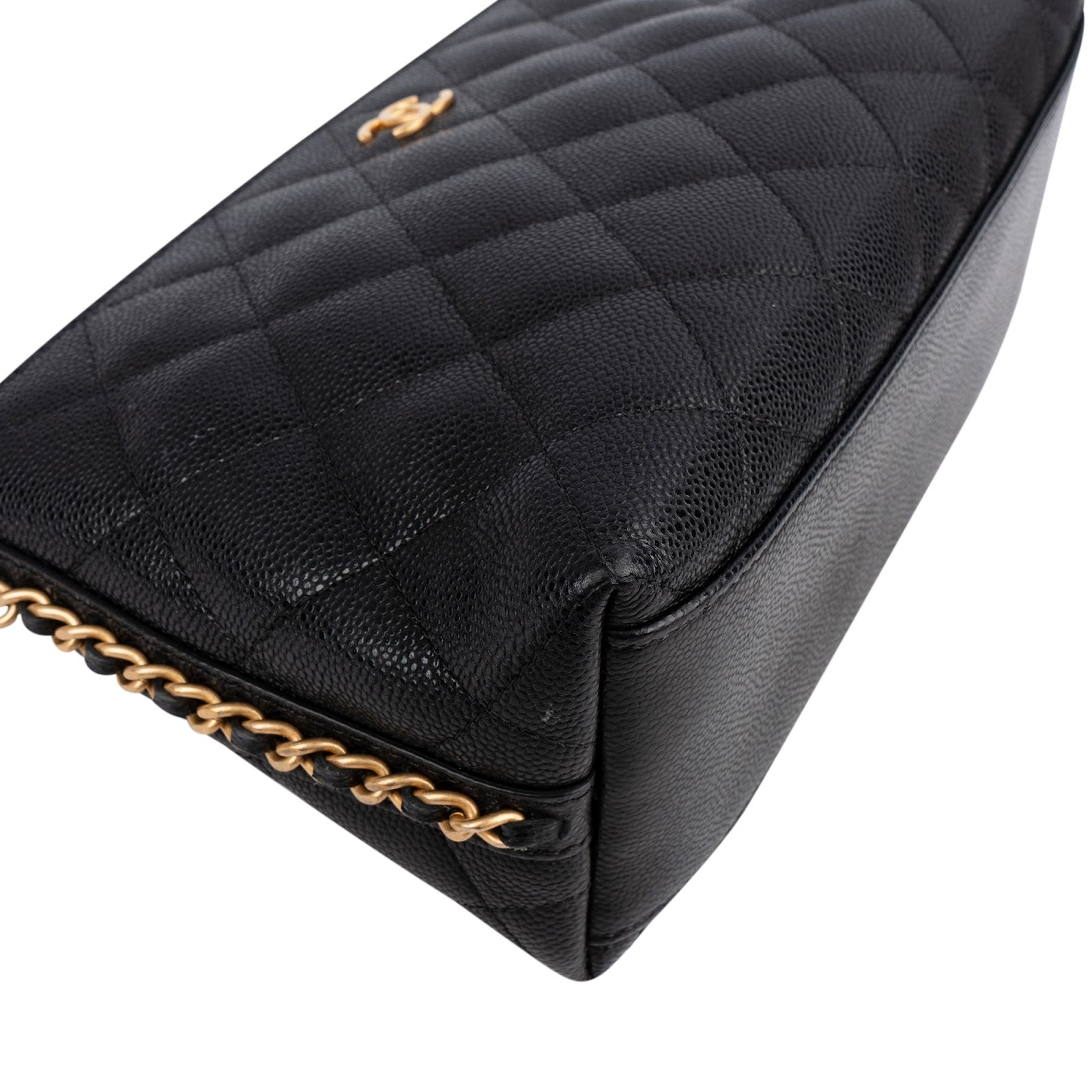 Pochette Chanel in pelle Caviar trapuntata con catena laterale