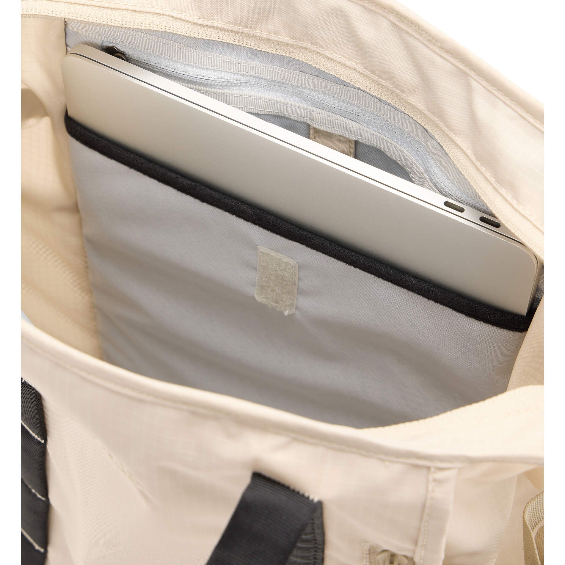 Tight Tote 25 – Chalk Beige/True Black