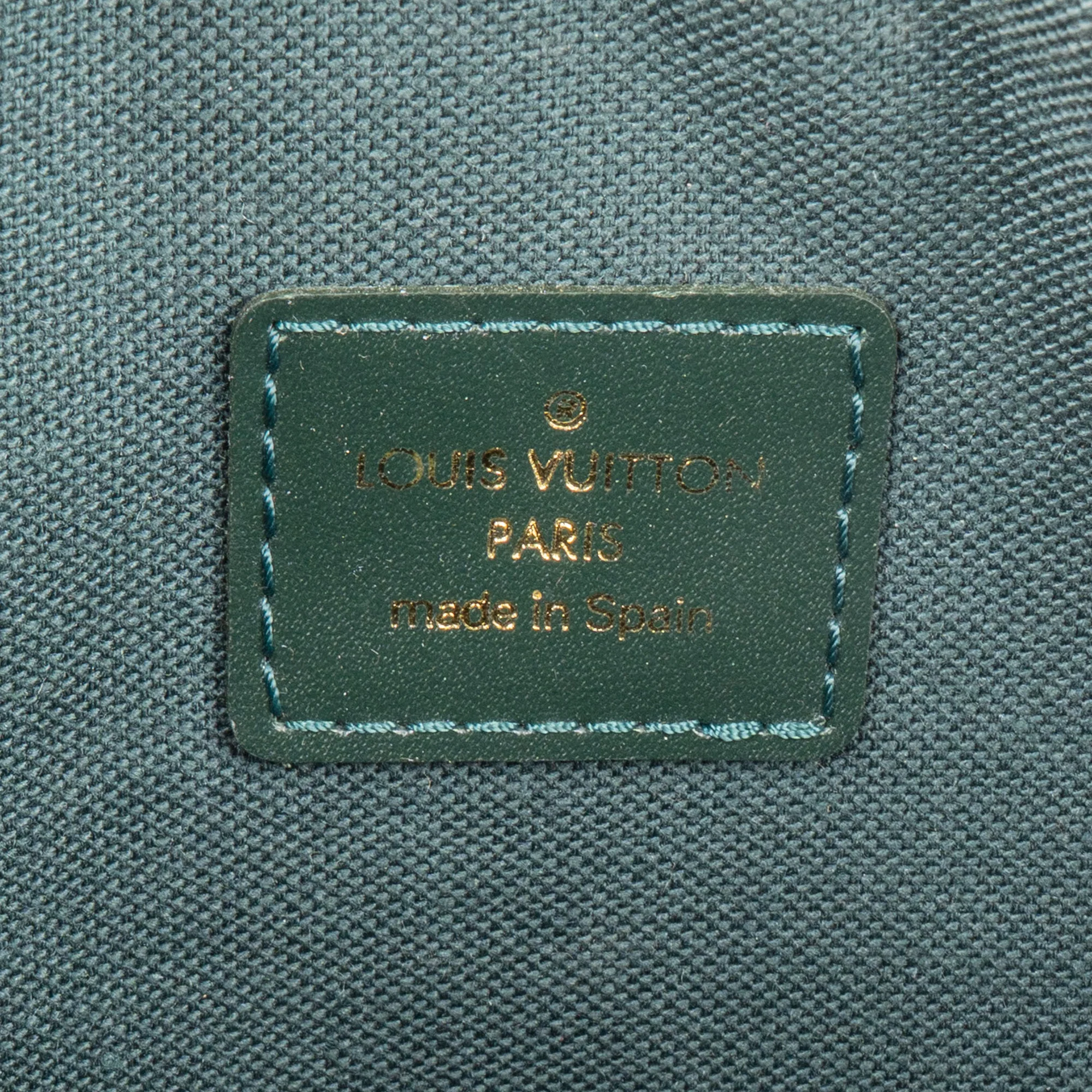 Louis Vuitton Taiga Leather Trousse Kulturbeutel