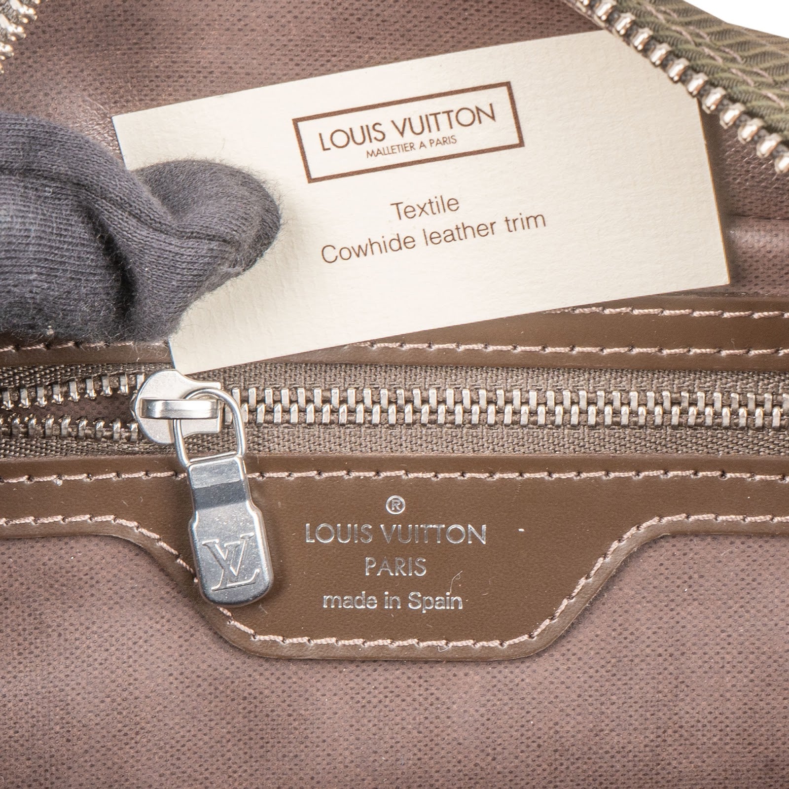 Louis Vuitton Cotton Taiga Leather Kulturbeutel