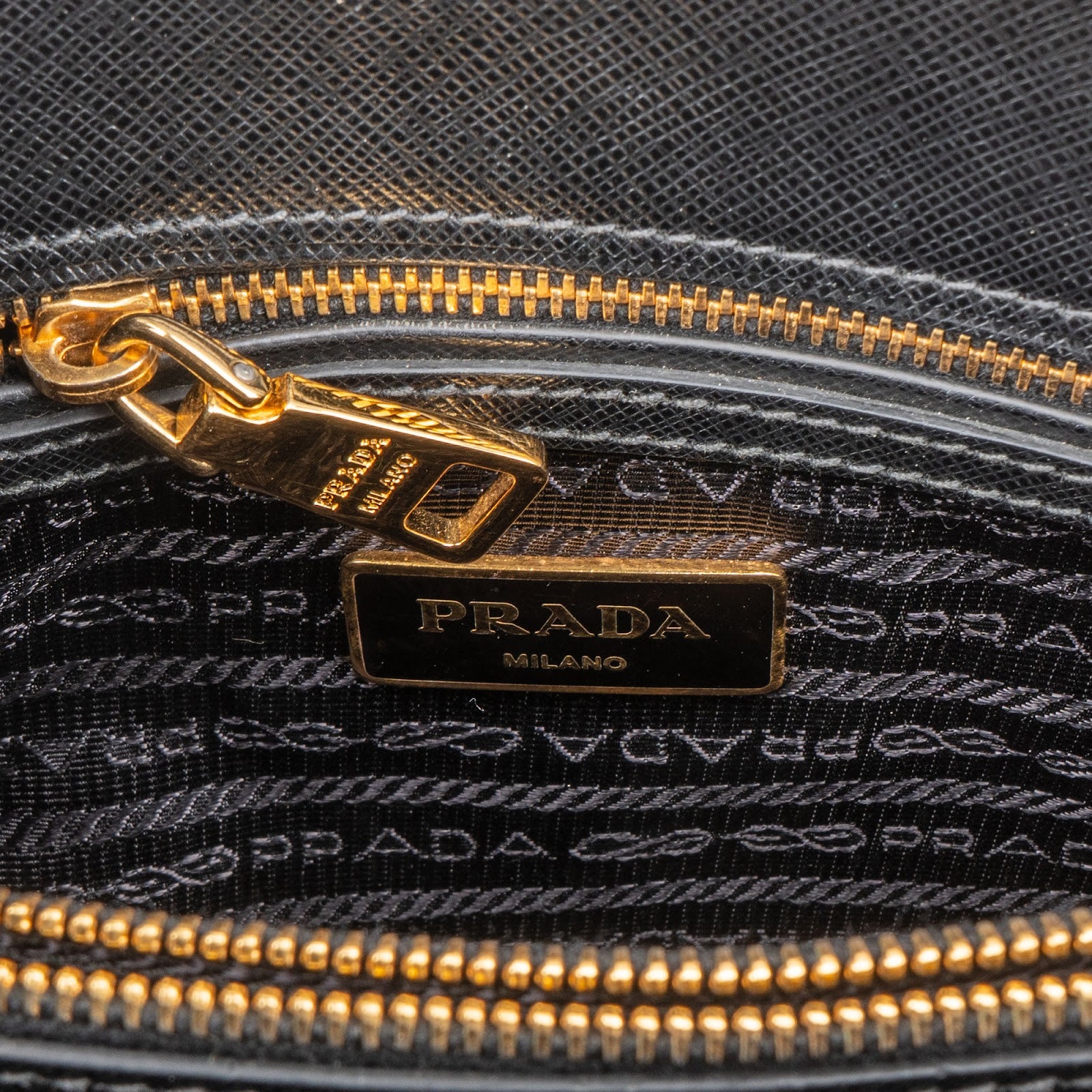 Prada – torebka Promenade z czarnej skóry Saffiano
