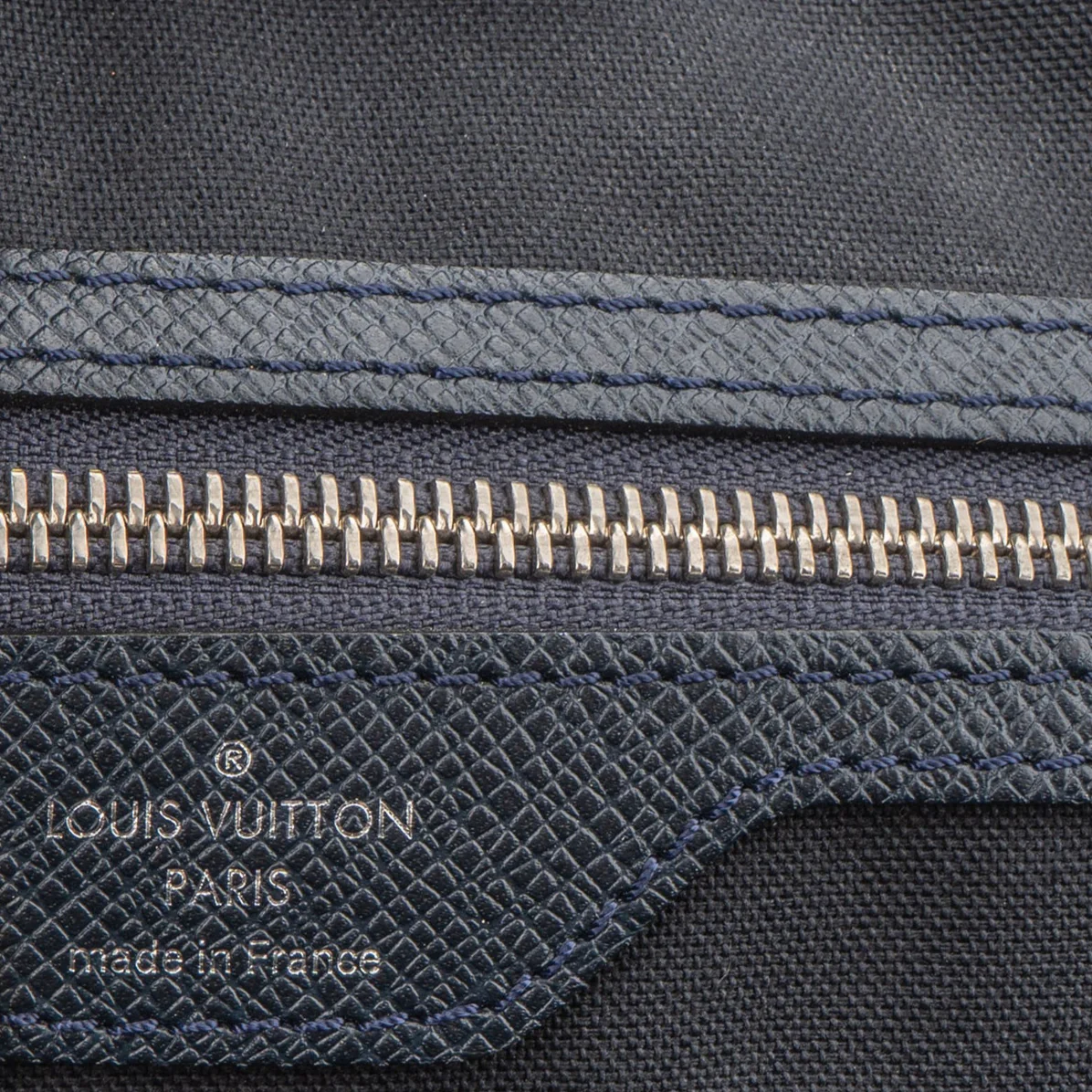 Louis Vuitton Bleu Taiga Leather Vassili PM Business Tasche