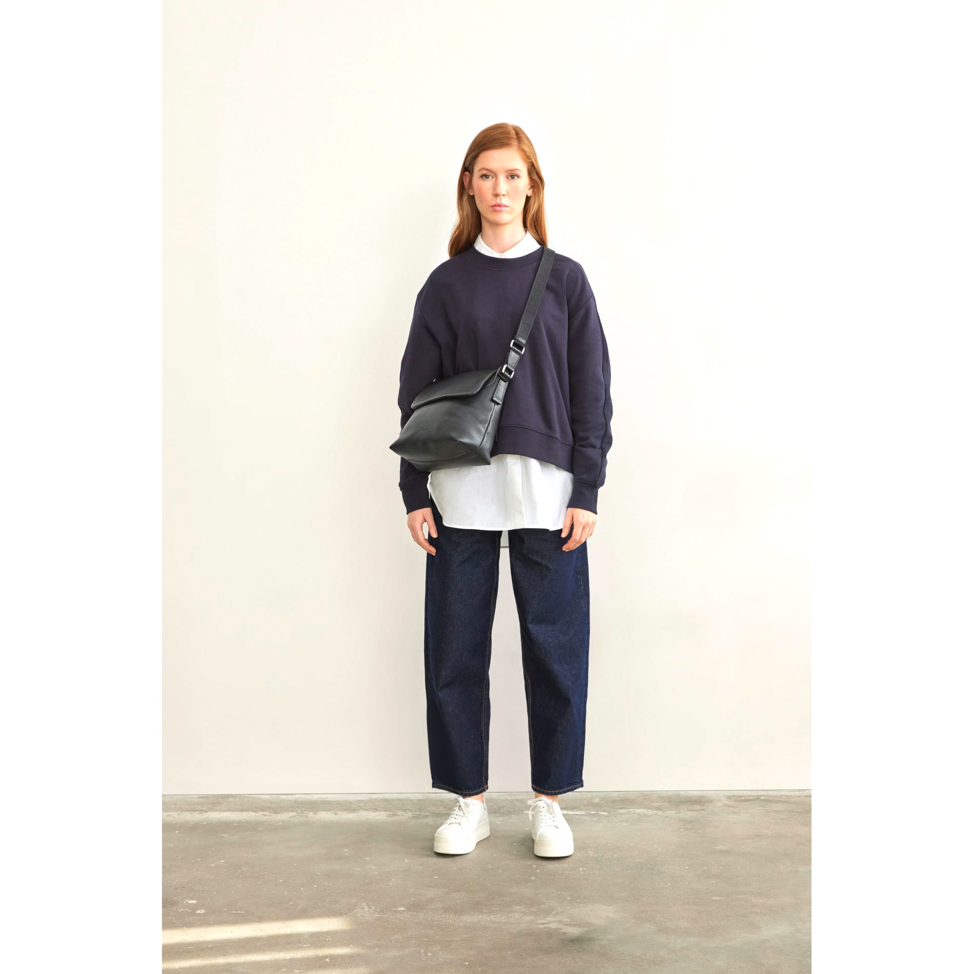 VIKA Umhängetasche mit Klappe - schwarz