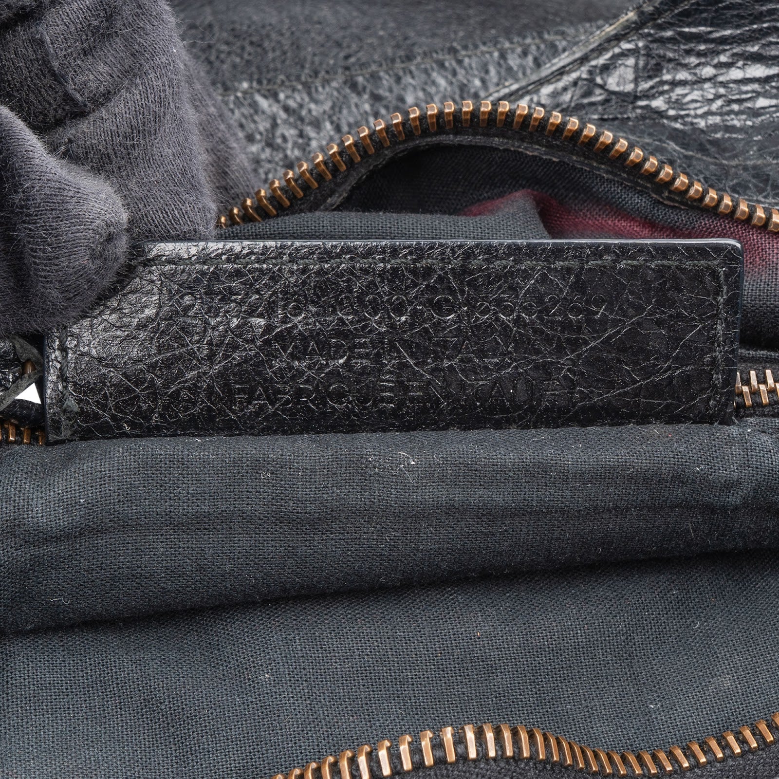 Balenciaga – czarna skórzana torba City Tote z serii Black Arena