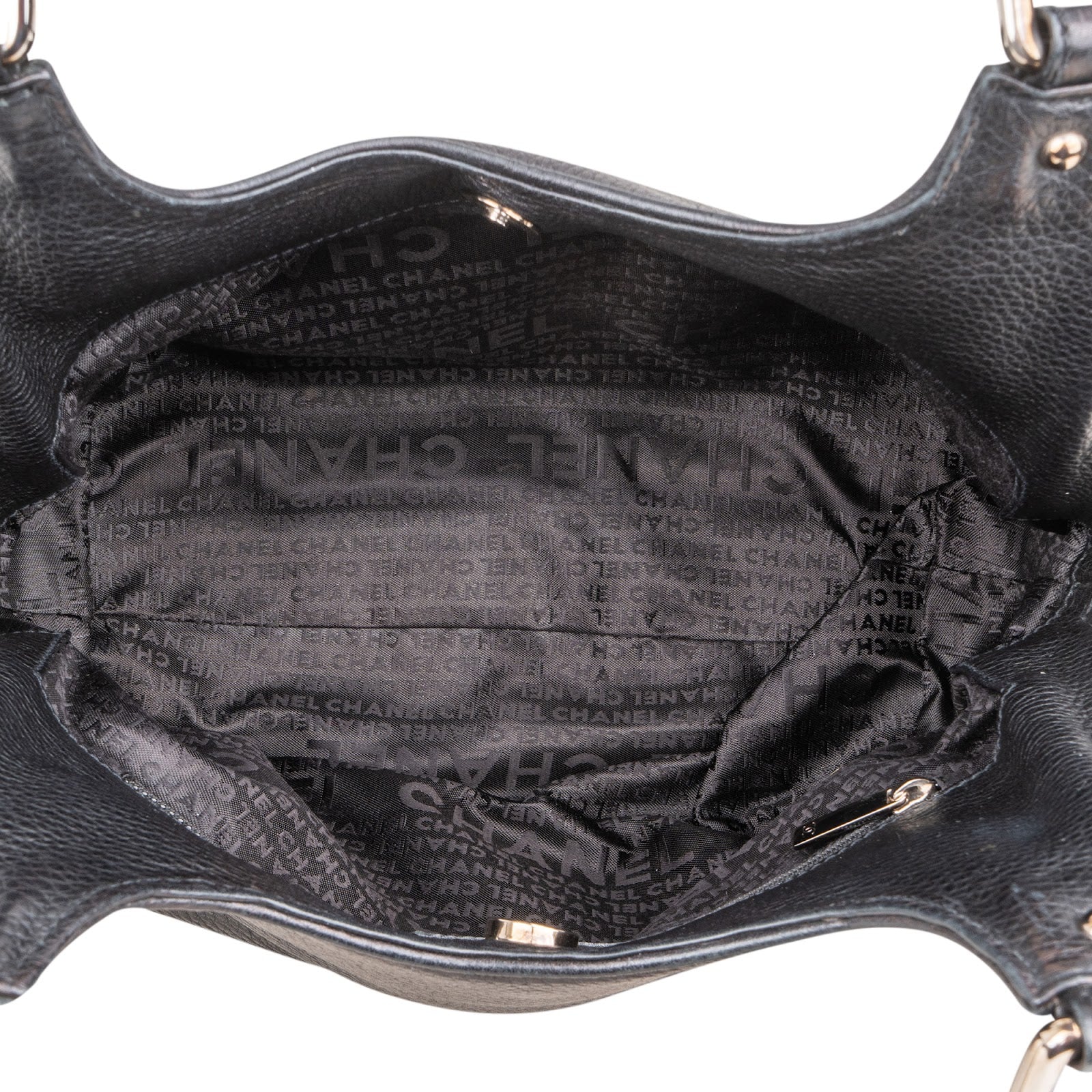 Sac à bandoulière Hobo Chanel en cuir de veau grainé avec pompon