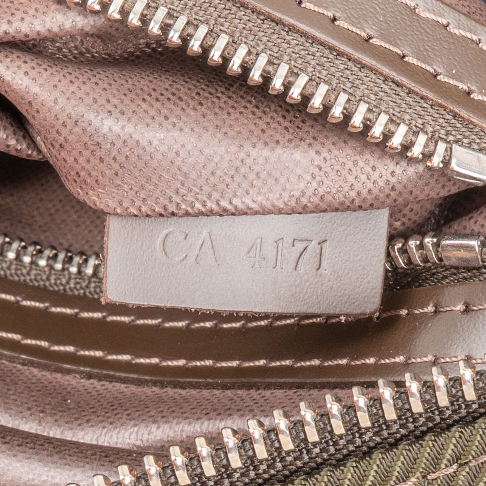 Louis Vuitton Cotton Taiga Leather Kulturbeutel