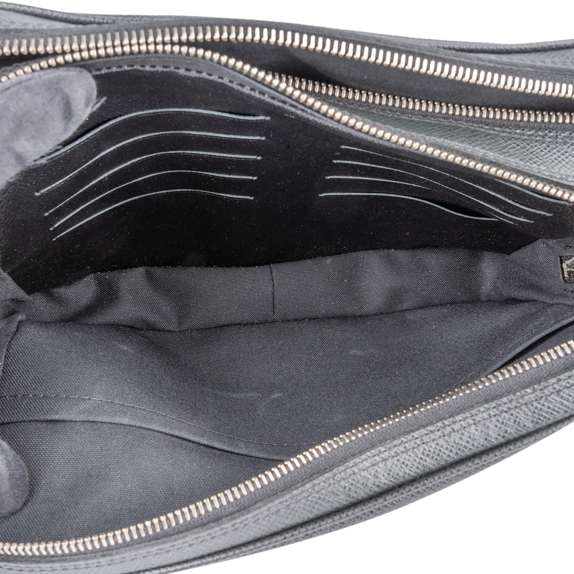 Louis Vuitton Noir Taiga Leather Pavel Kulturbeutel