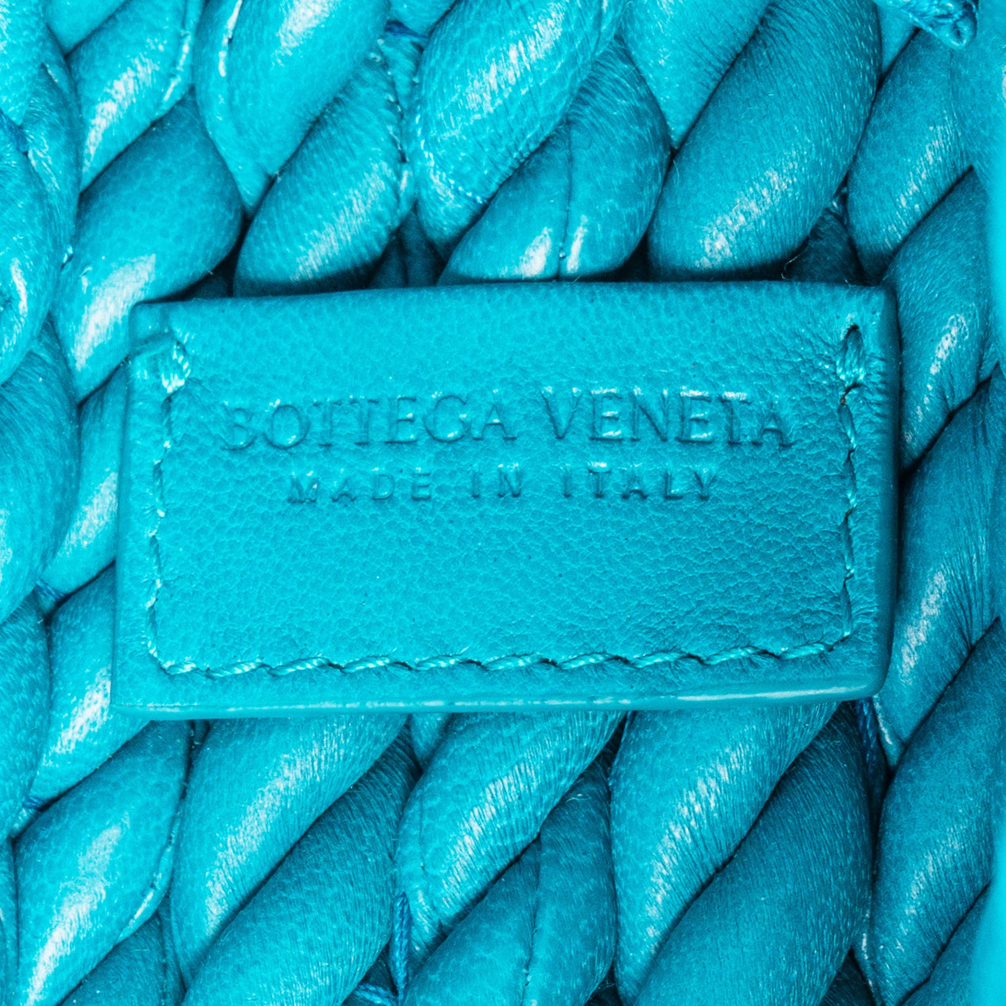 Sac à bandoulière « Torchon » en cuir tressé bleu de Bottega Veneta