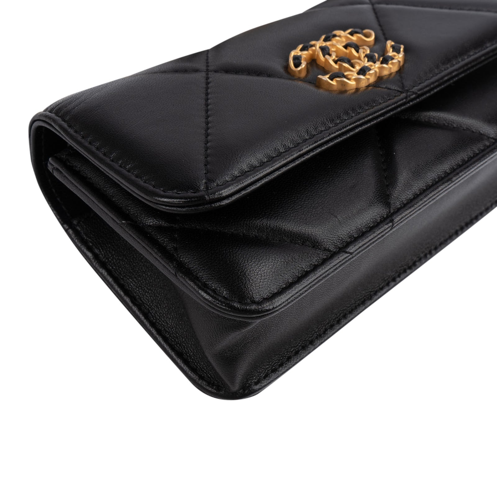 Chanel – 19 Wallet on Chain (WOC)