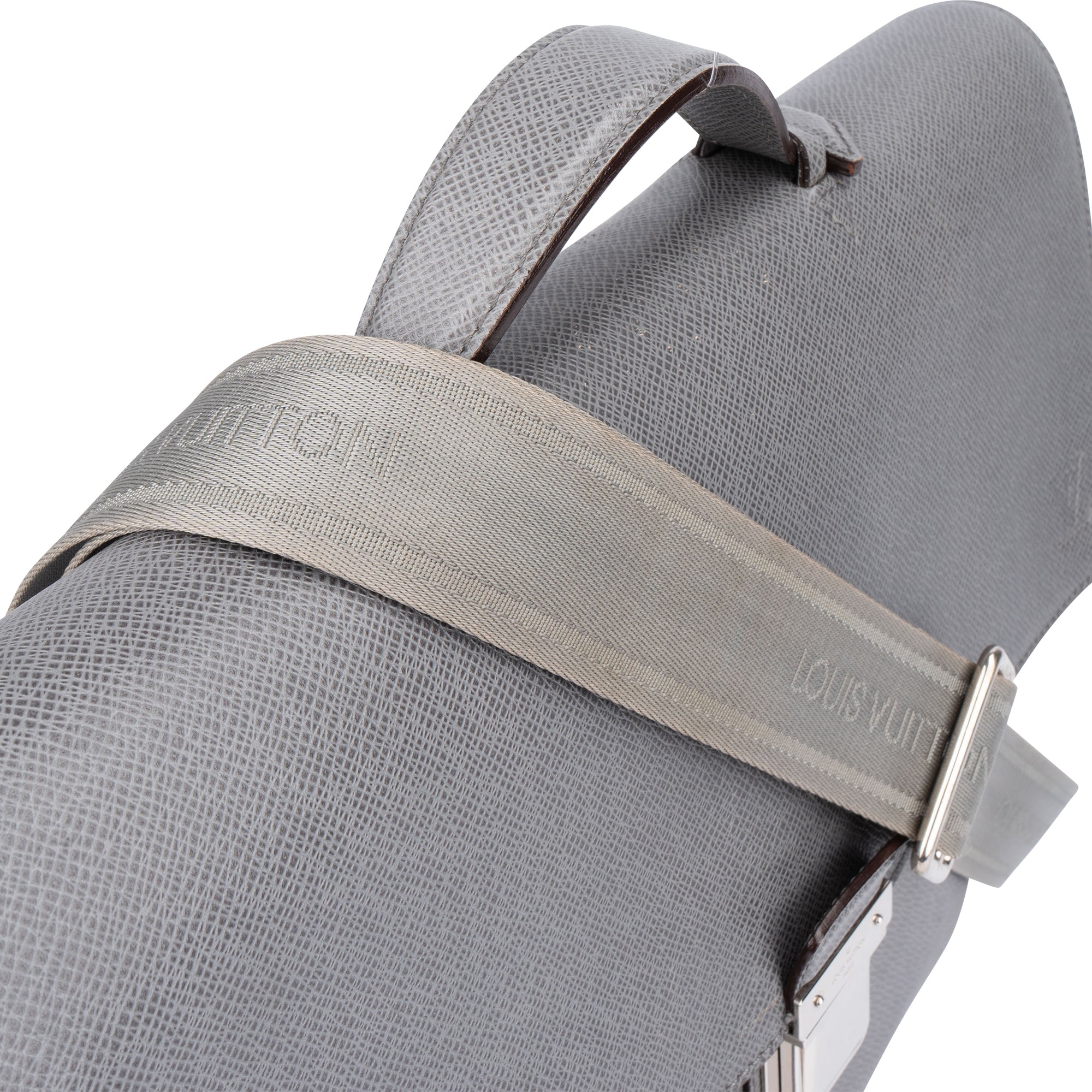 Louis Vuitton Gris Taiga Leather Vassili PM Business Handbag