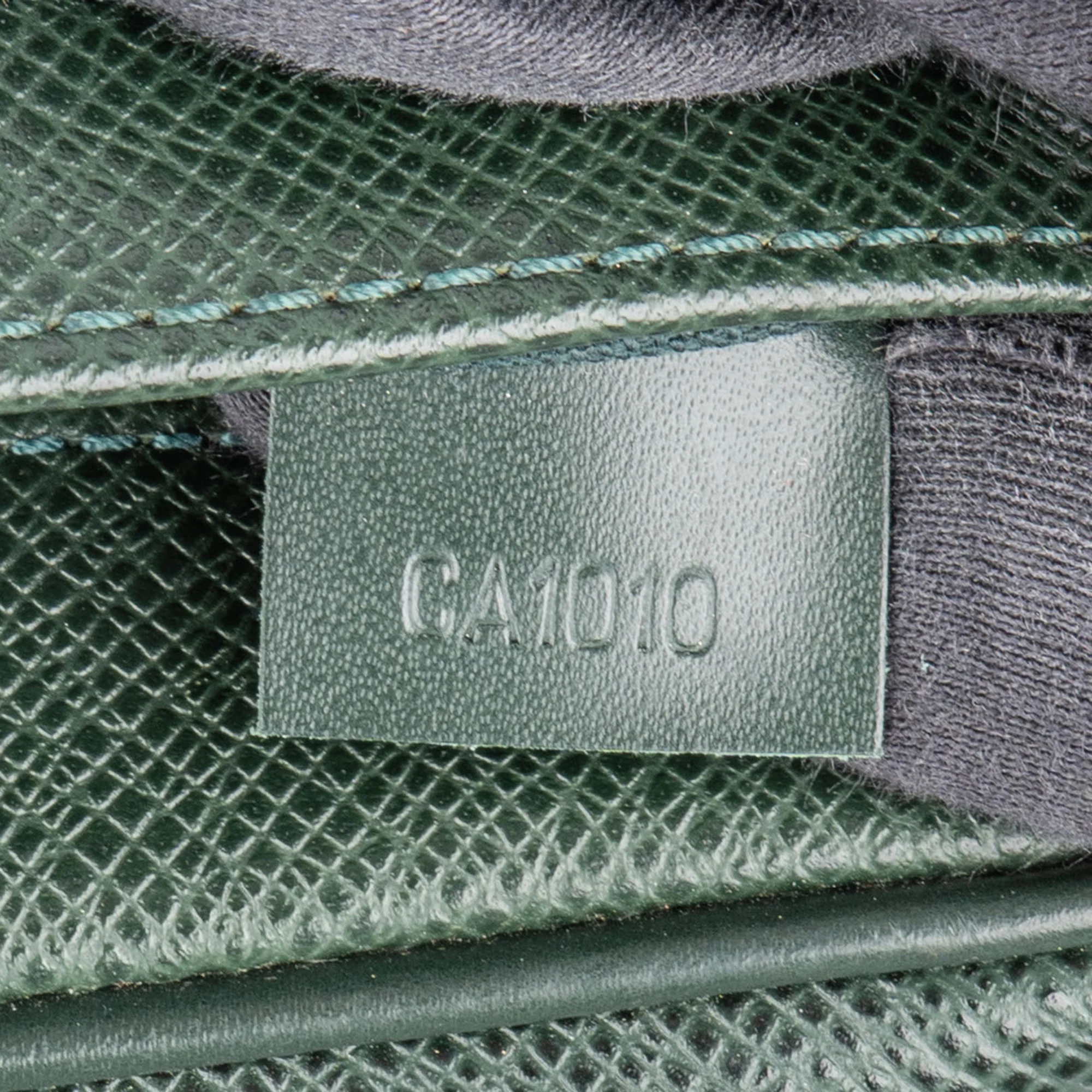 Louis Vuitton Taiga Leather Trousse Kulturbeutel