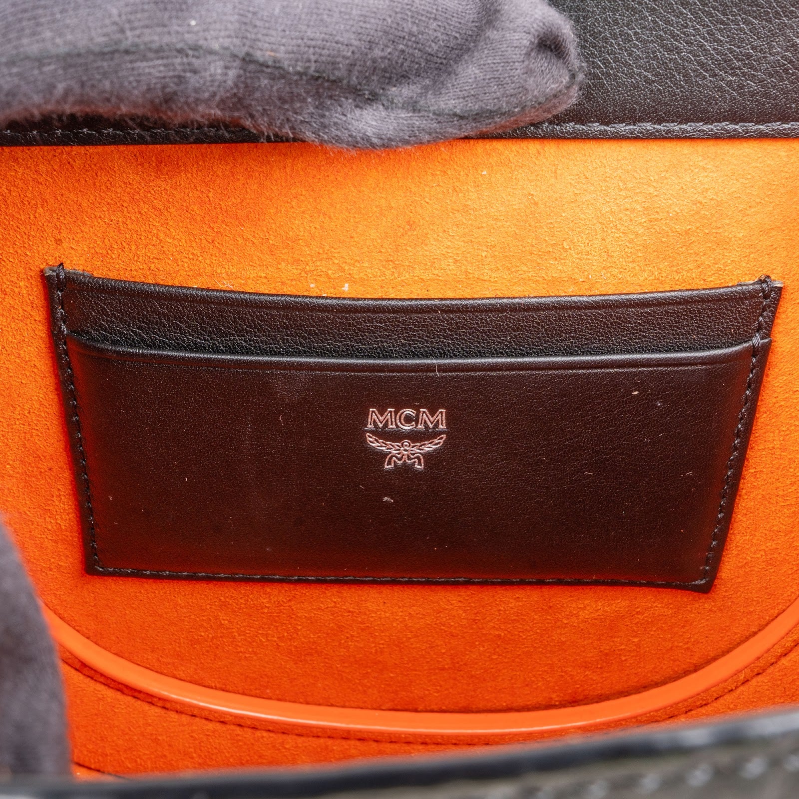 Sac à bandoulière MCM Visetos Monogram Patricia clouté, style « saddle »
