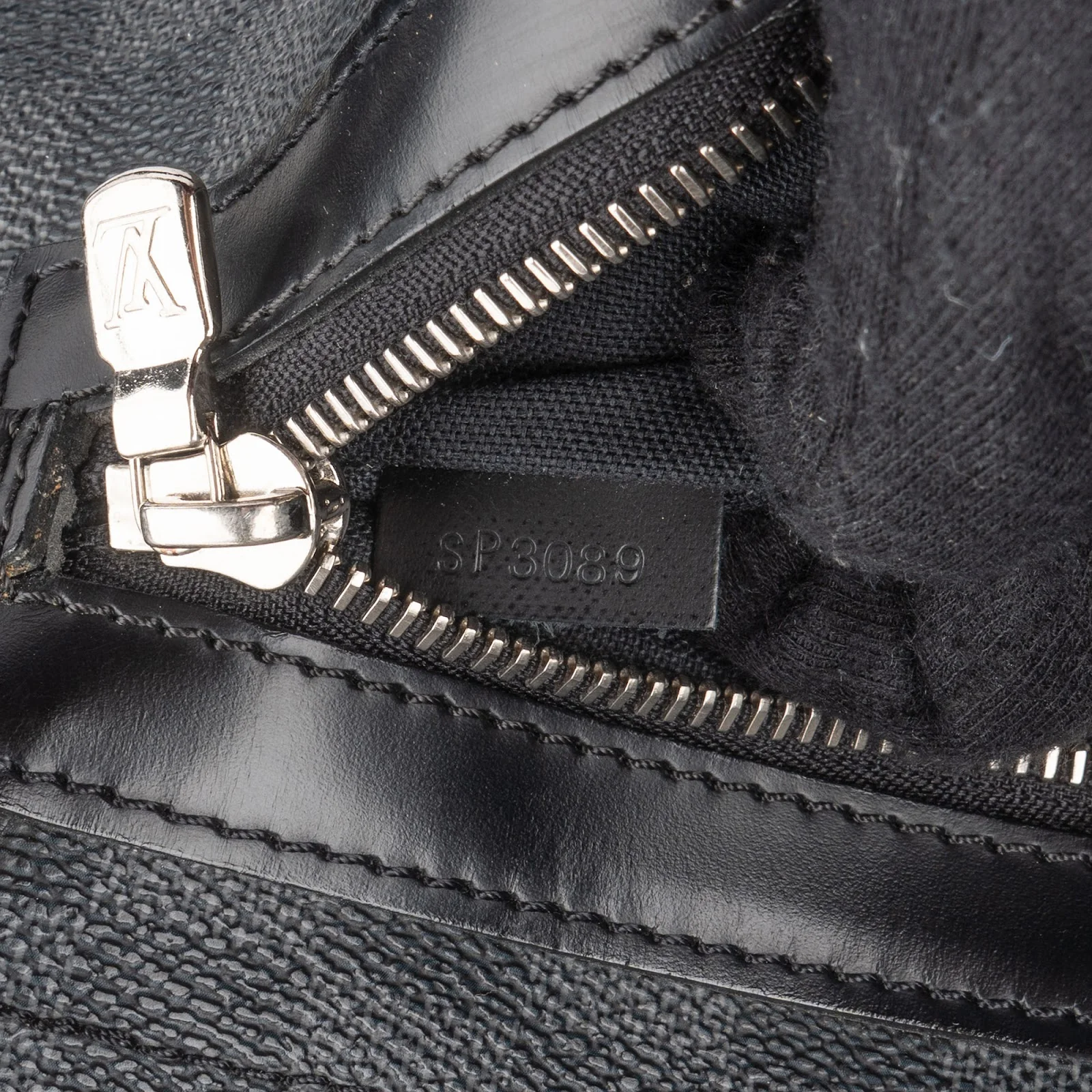 Louis Vuitton Monogram Damier Graphite Daniel MM Messenger Crossbody Bag