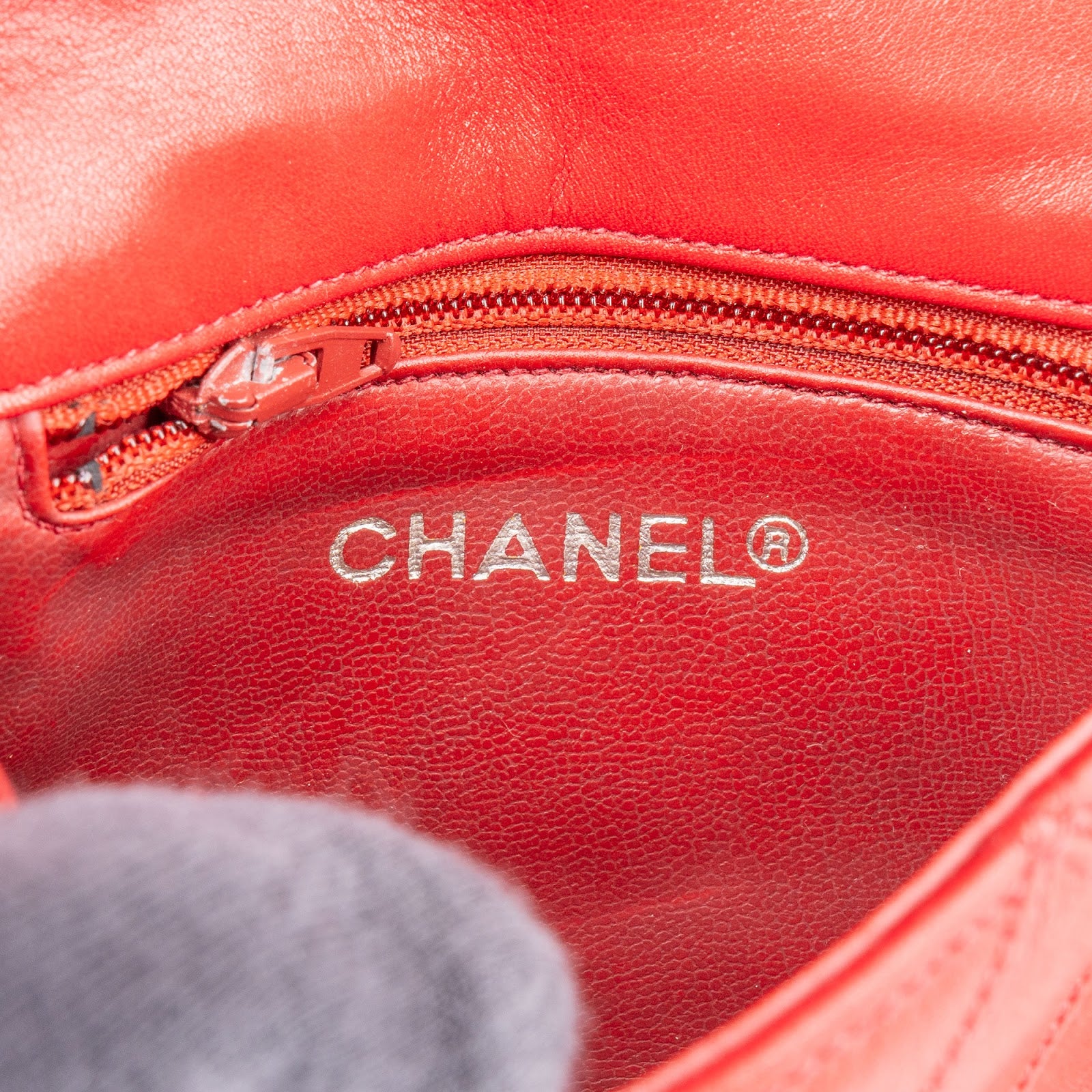 Chanel – torebka crossbody w stylu vintage z paskiem CC