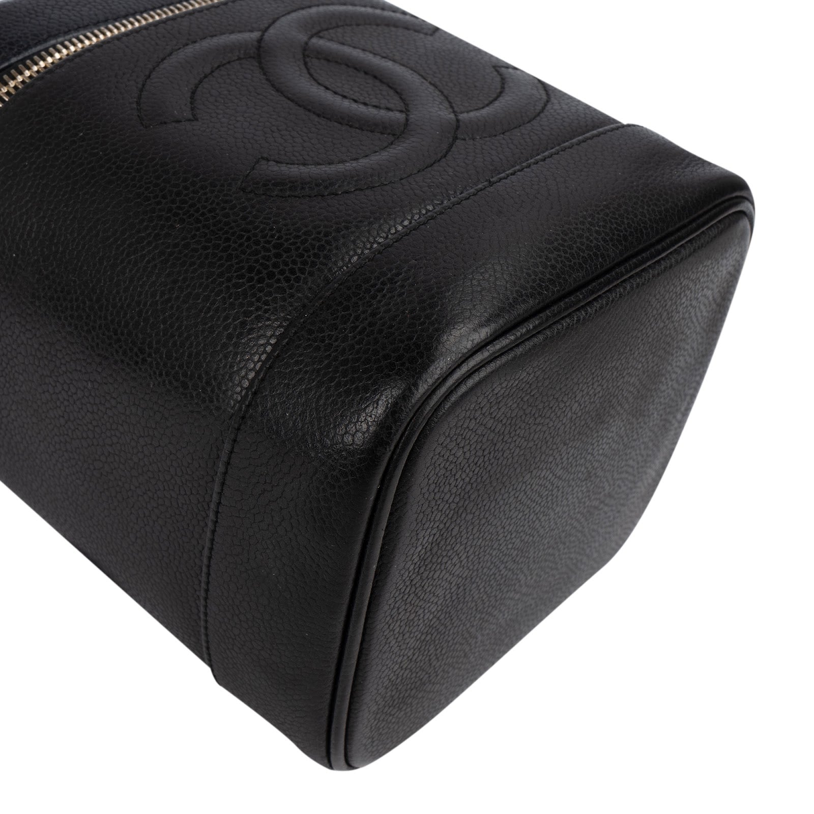 Trousse Chanel in pelle Caviar con motivo CC