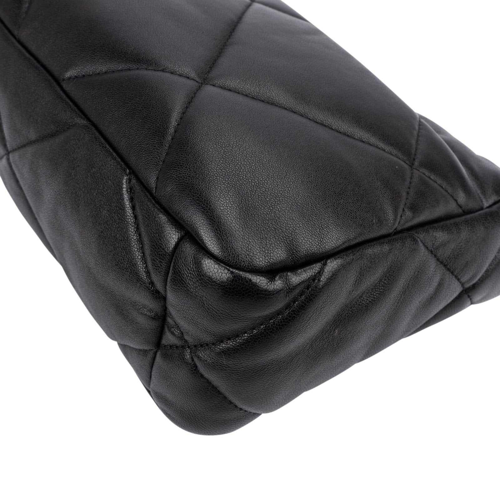 Chanel – 19 Flap Bag Schultertasche
