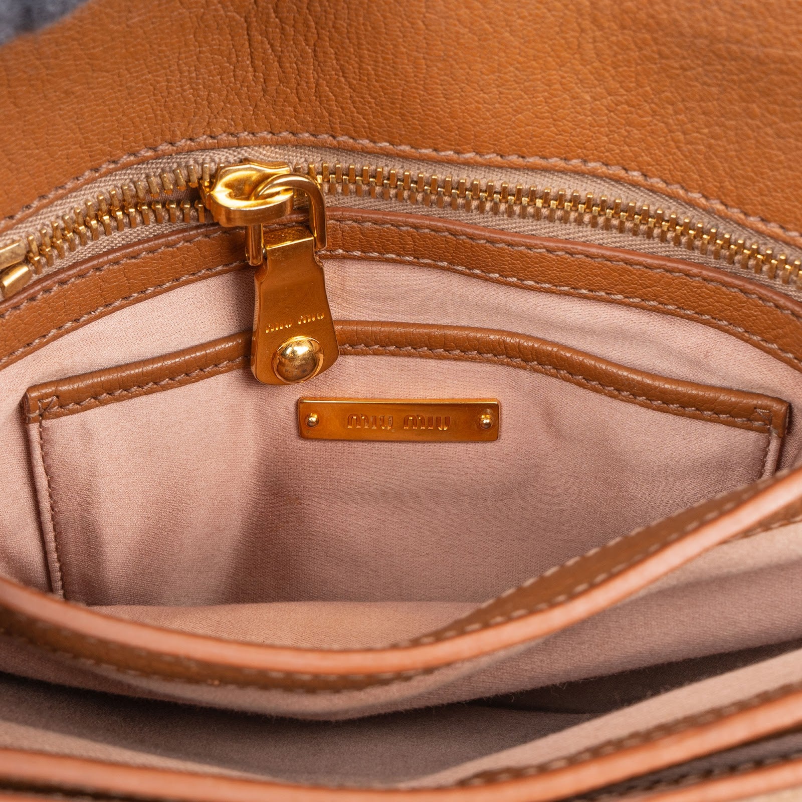Miu Miu - Schoudertas met studs en strik