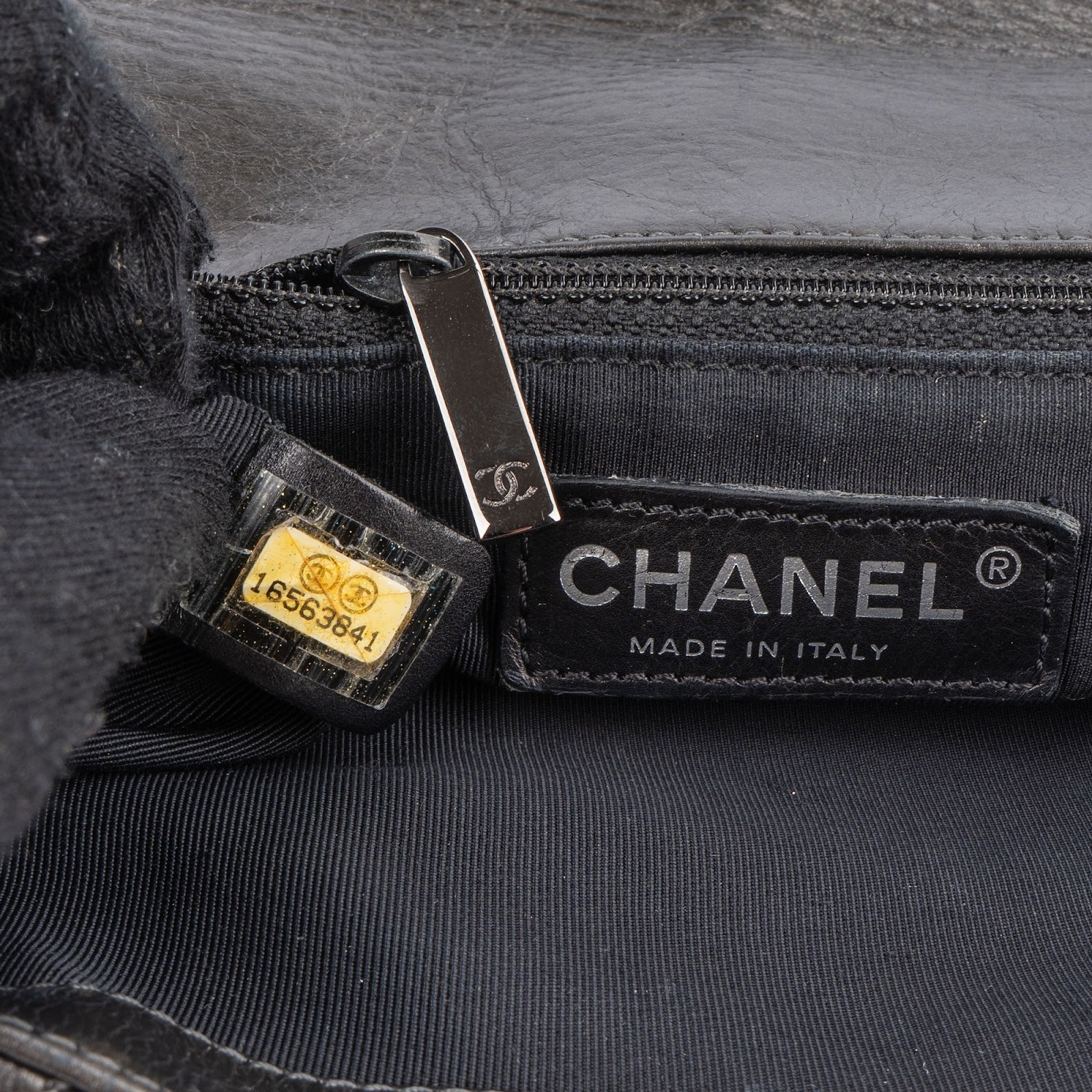 Sac à bandoulière Chanel « Chain Me East West » à rabat unique, en cuir de veau matelassé