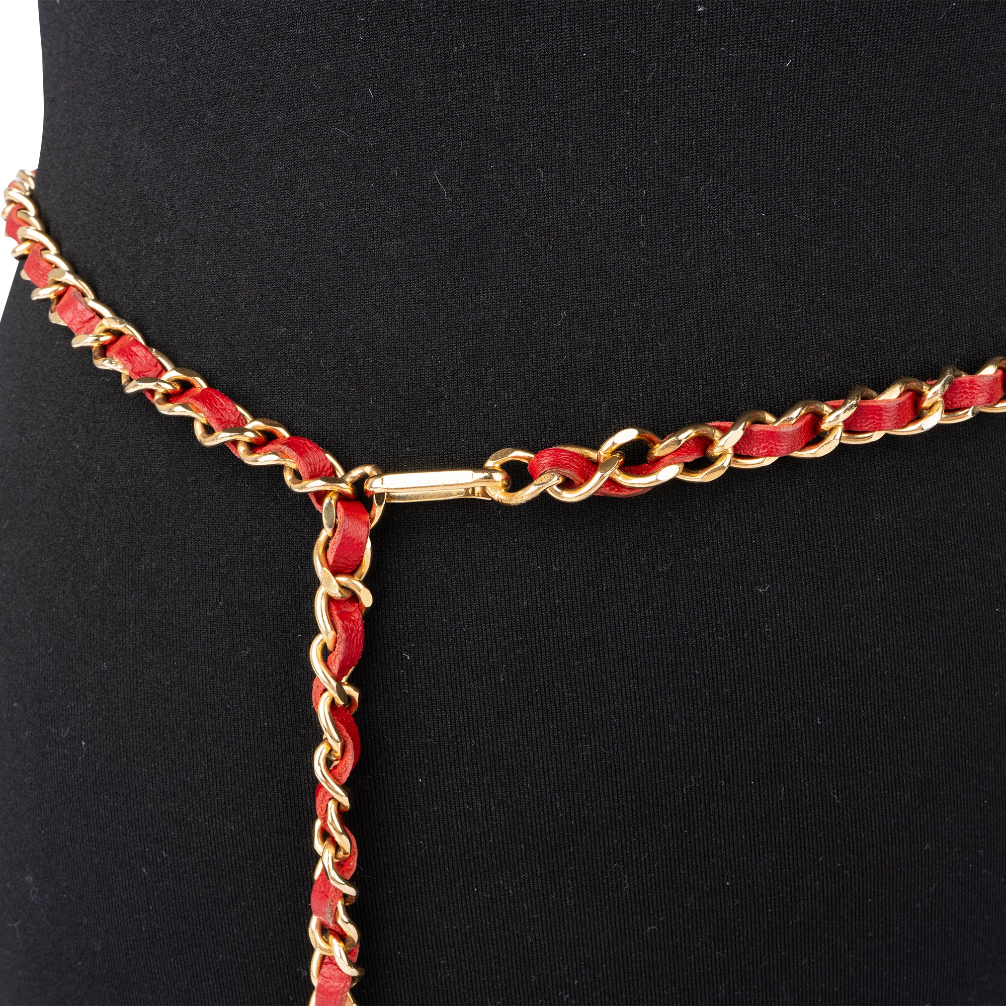 Ceinture Chanel Rouge en cuir d'agneau 1984 avec chaîne dorée au niveau du ventre (94)