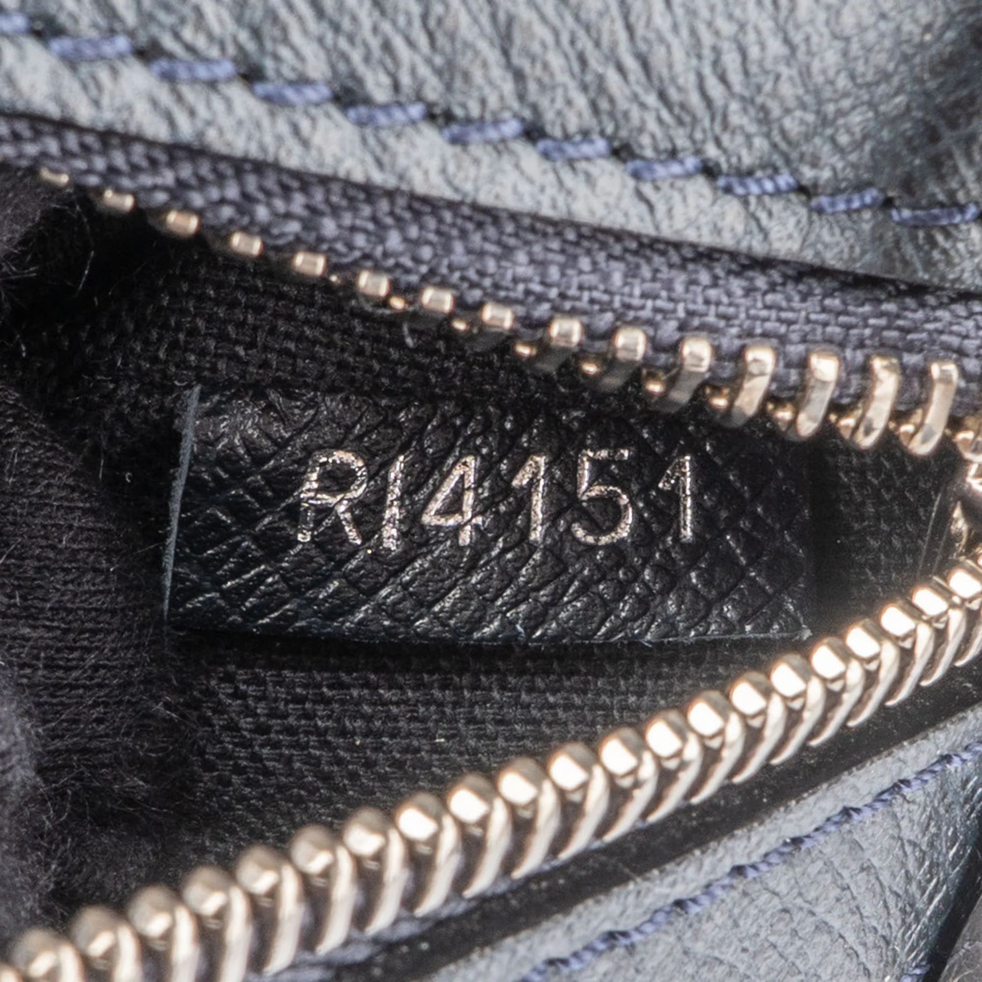 Louis Vuitton Bleu Taiga Leather Vassili PM Business Tasche