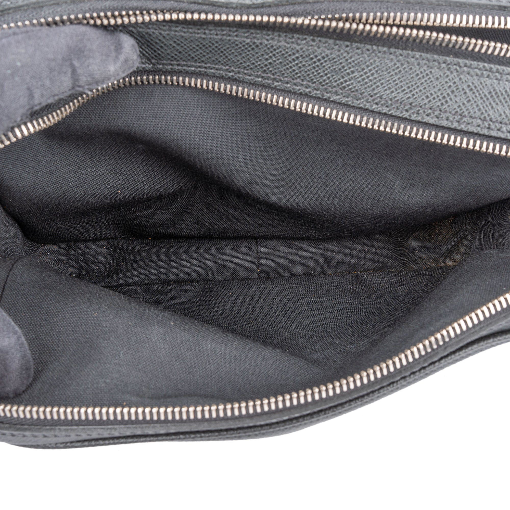 Louis Vuitton Noir Taiga Leather Pavel Kulturbeutel