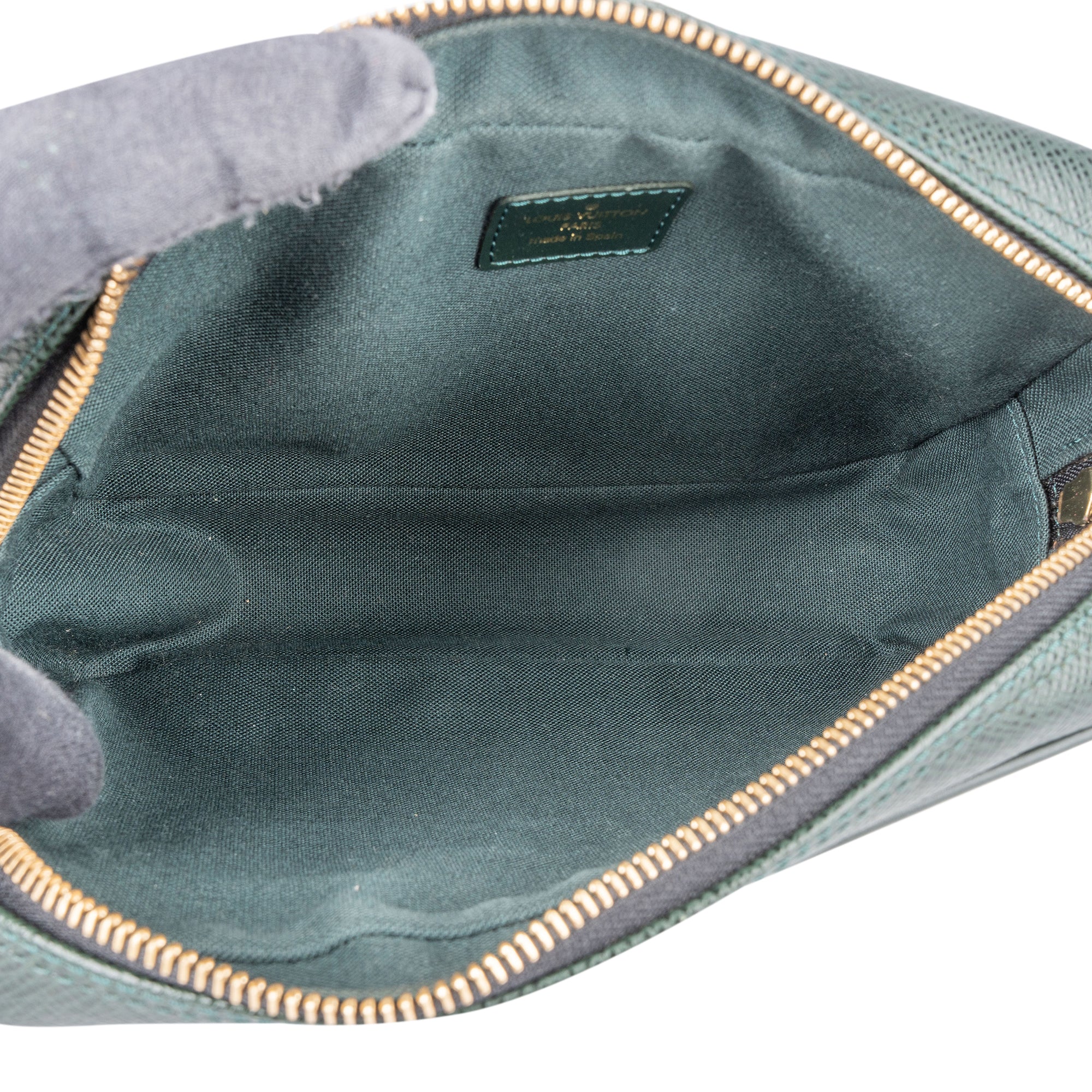 Louis Vuitton Taiga Leather Trousse Kulturbeutel