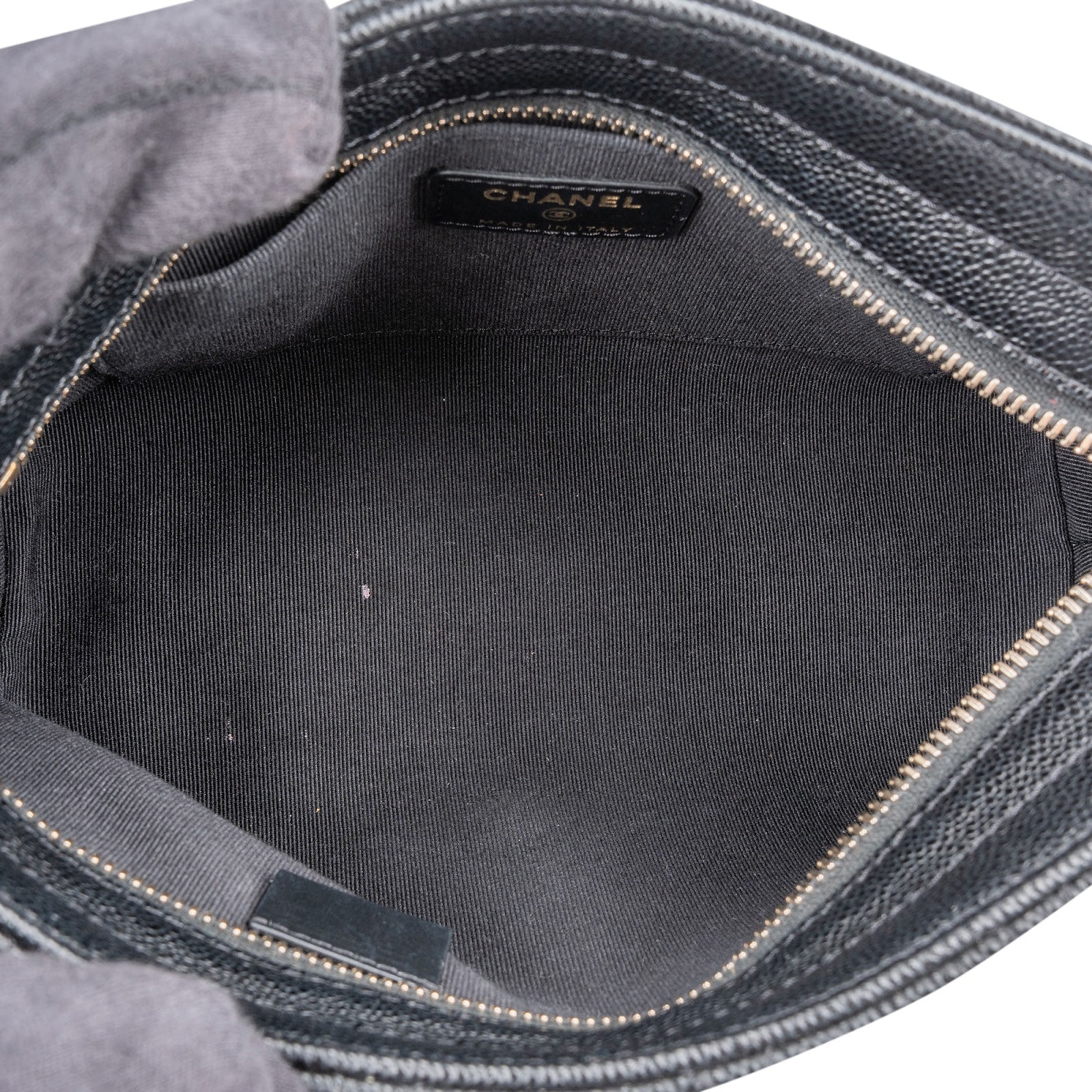 Pochette Chanel in pelle Caviar trapuntata con catena laterale
