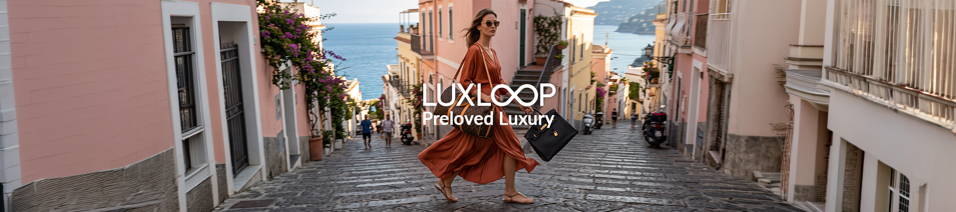 Frau mit luxuriösen Taschen in mediterraner Küstenstadt - Luxloop Preloved Luxury