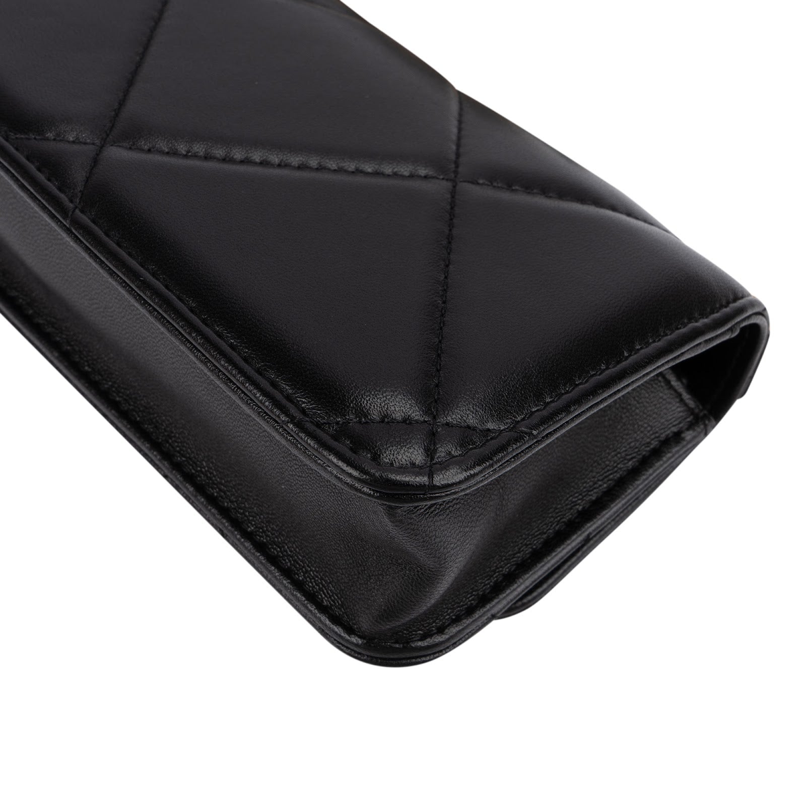 Chanel – 19 Wallet on Chain (WOC)