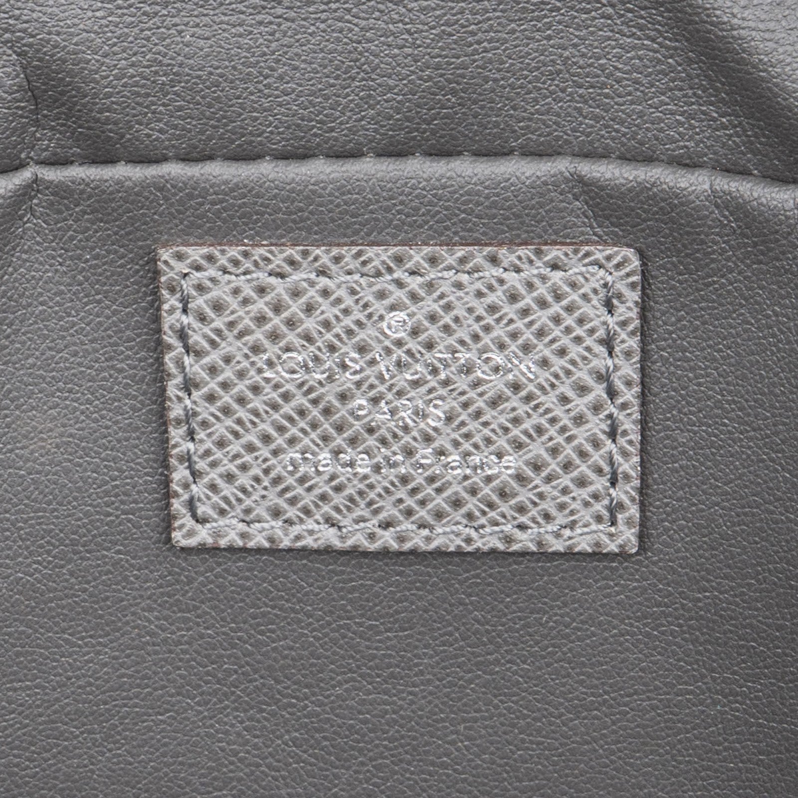 Louis Vuitton Taiga Leather Trousse toilettas