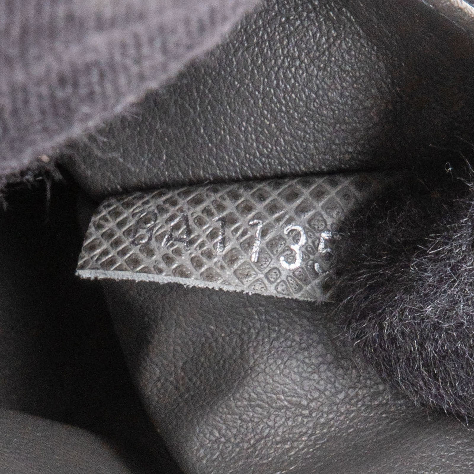 Louis Vuitton Taiga Leather Trousse toilettas