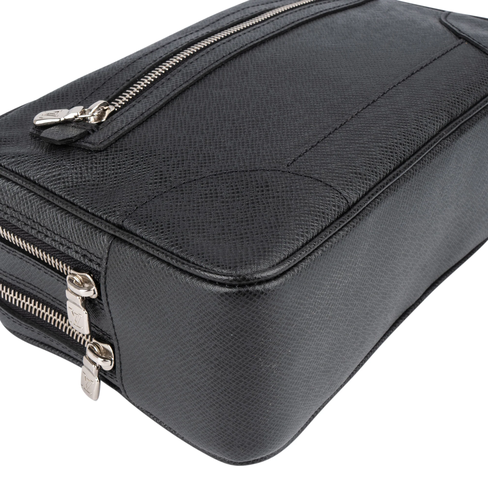 Louis Vuitton Noir Taiga Leather Pavel Kulturbeutel