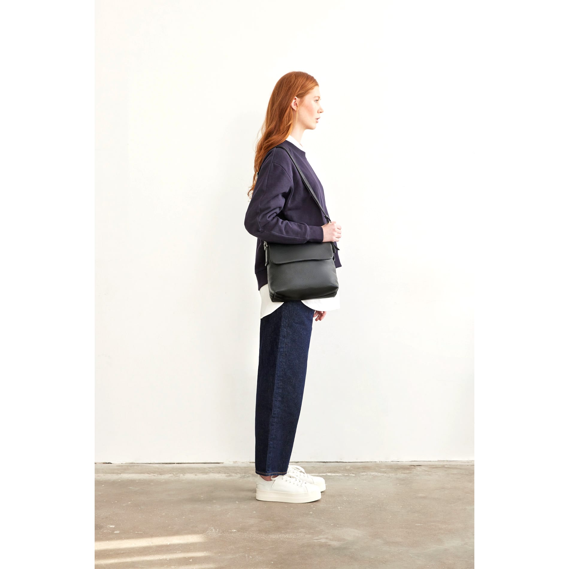 VIKA Umhängetasche mit Klappe - schwarz