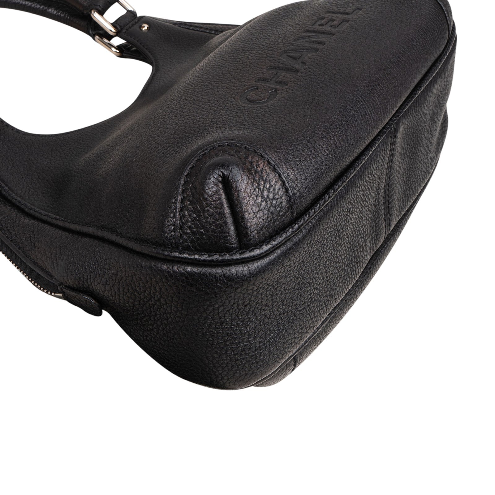 Sac à bandoulière Hobo Chanel en cuir de veau grainé avec pompon