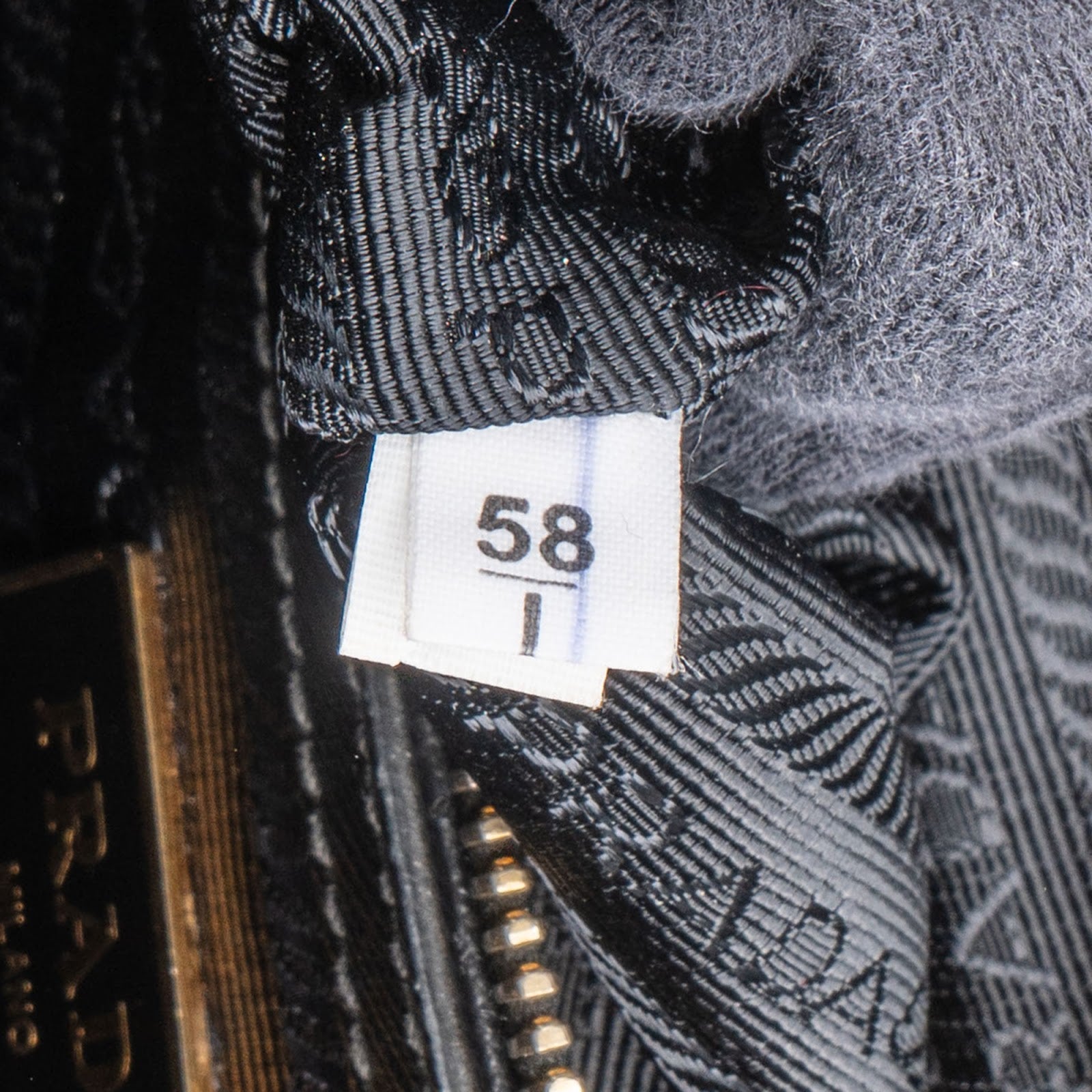 Prada - Noir Small Galleria Handbag