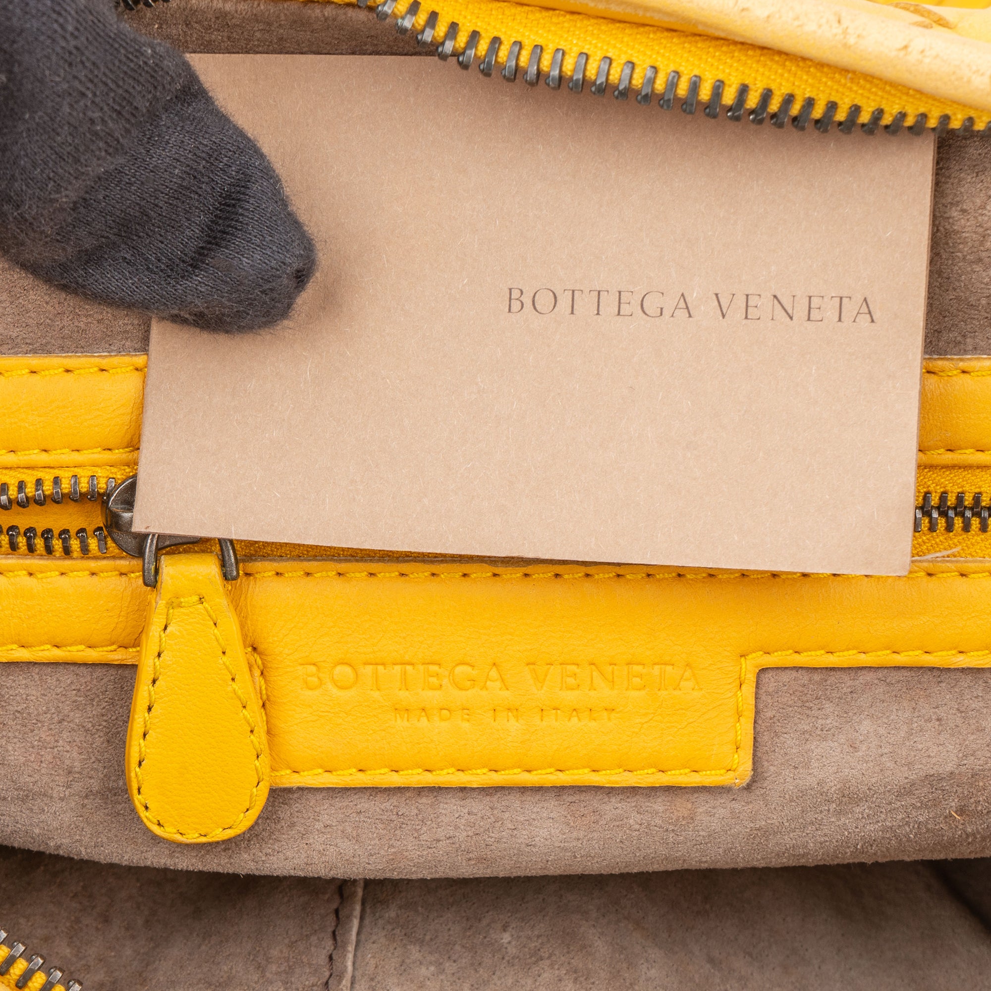 Sac hobo « Belly » en cuir Intrecciato jaune de Bottega Veneta