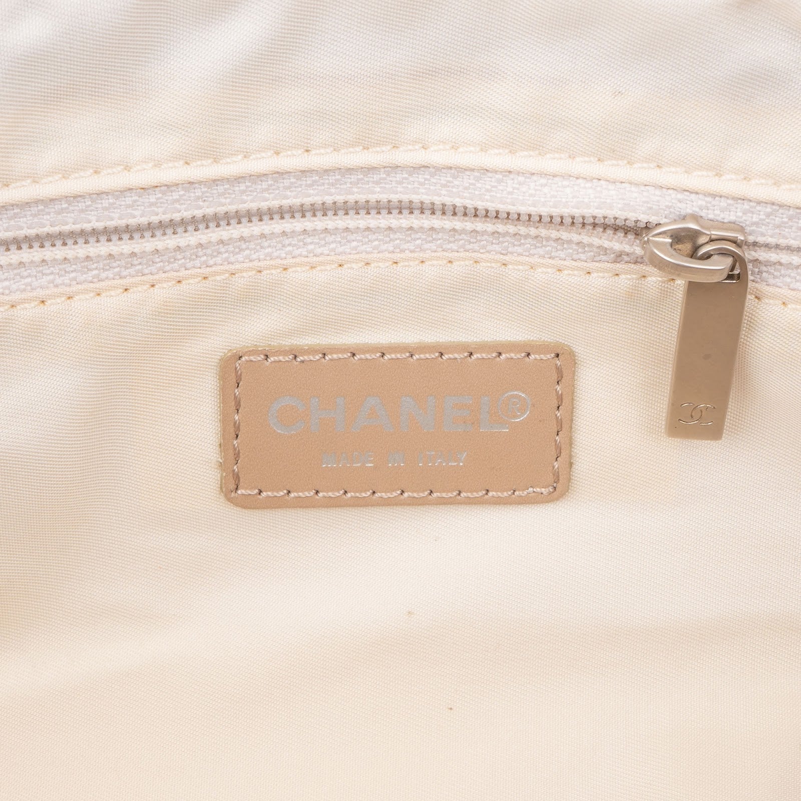 Torebka Chanel z linii Travel Line z motywem Monogram