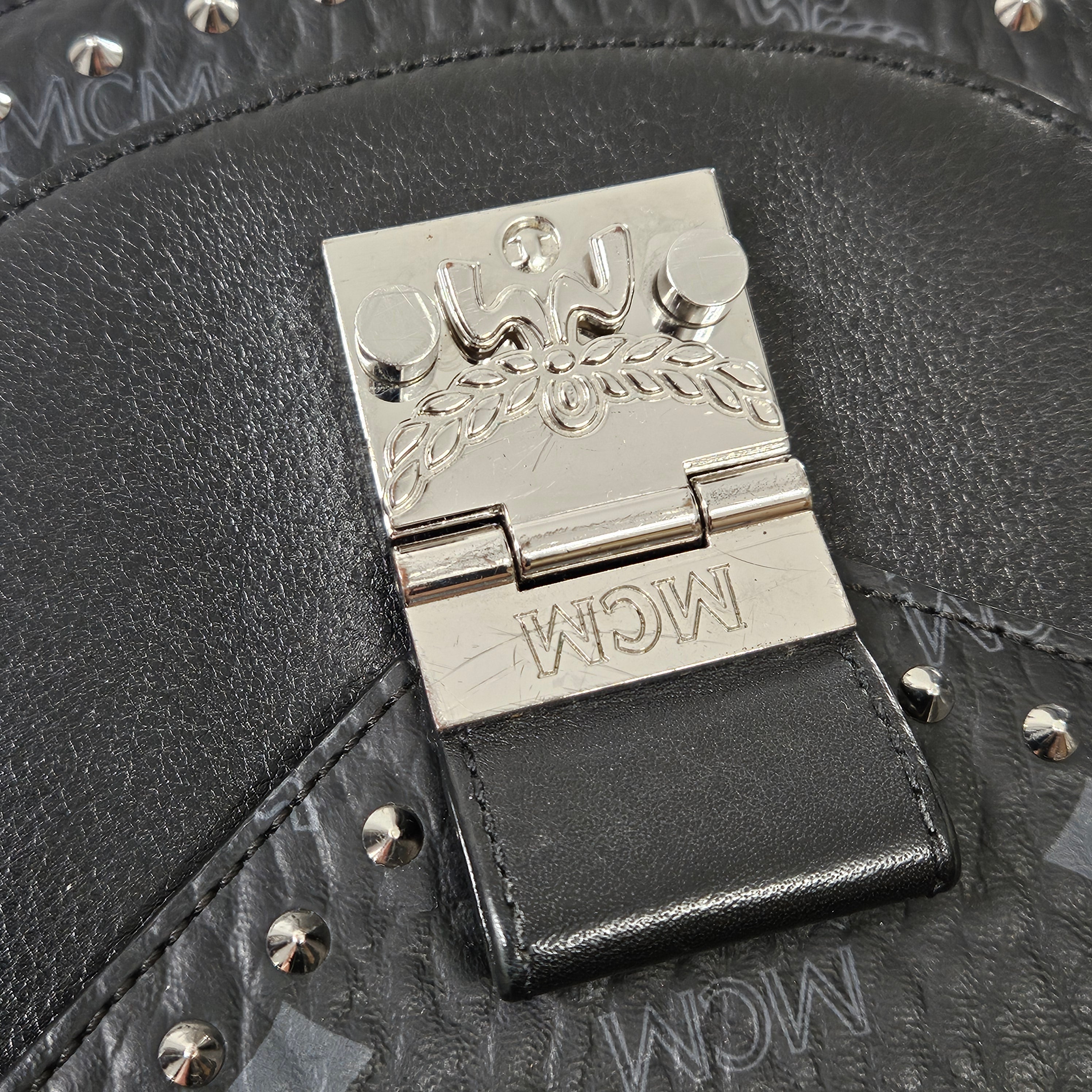 Sac à bandoulière MCM Visetos Monogram Patricia clouté, style « saddle »