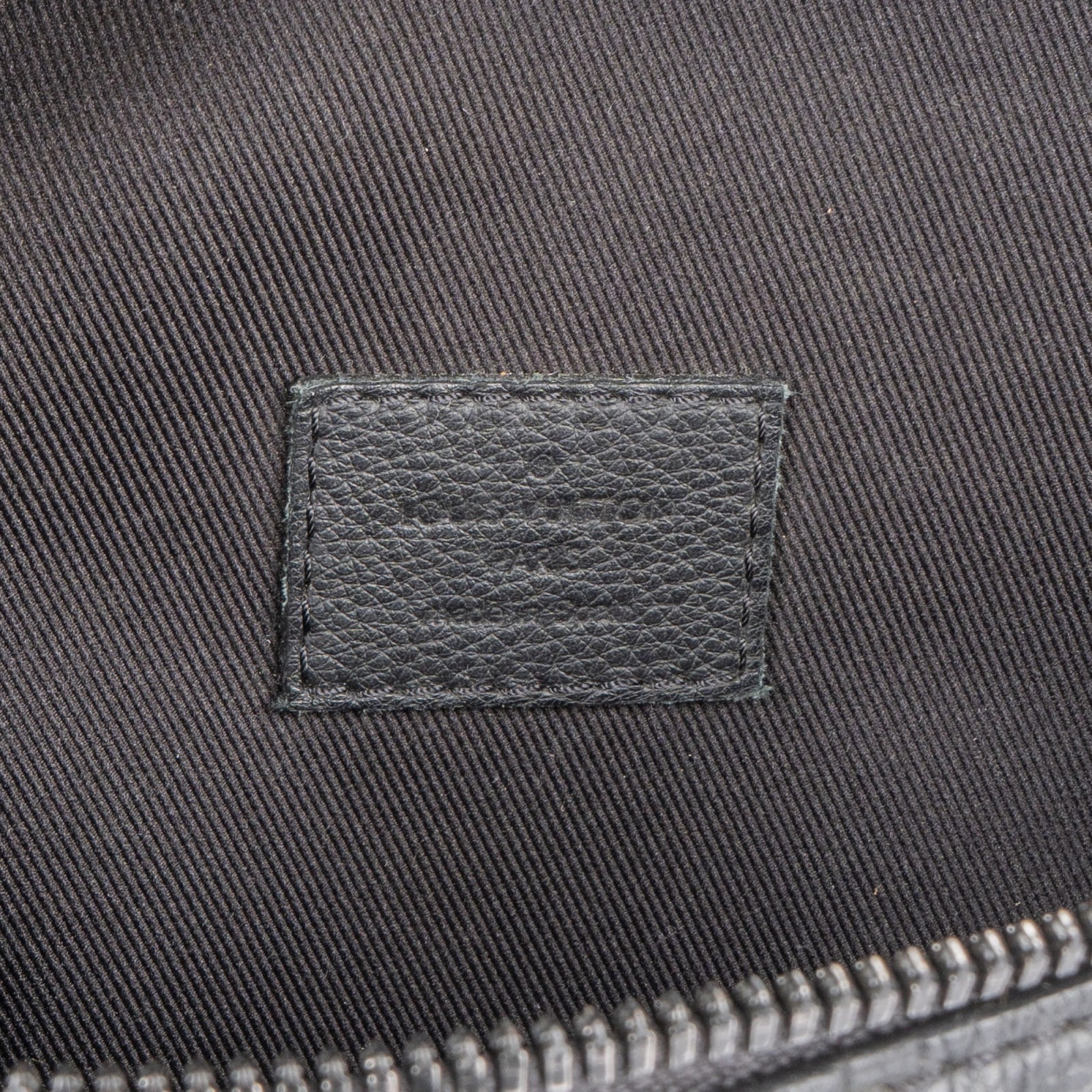 Saszetka Louis Vuitton Discovery Monogram Shadow PM z paskiem na ramię