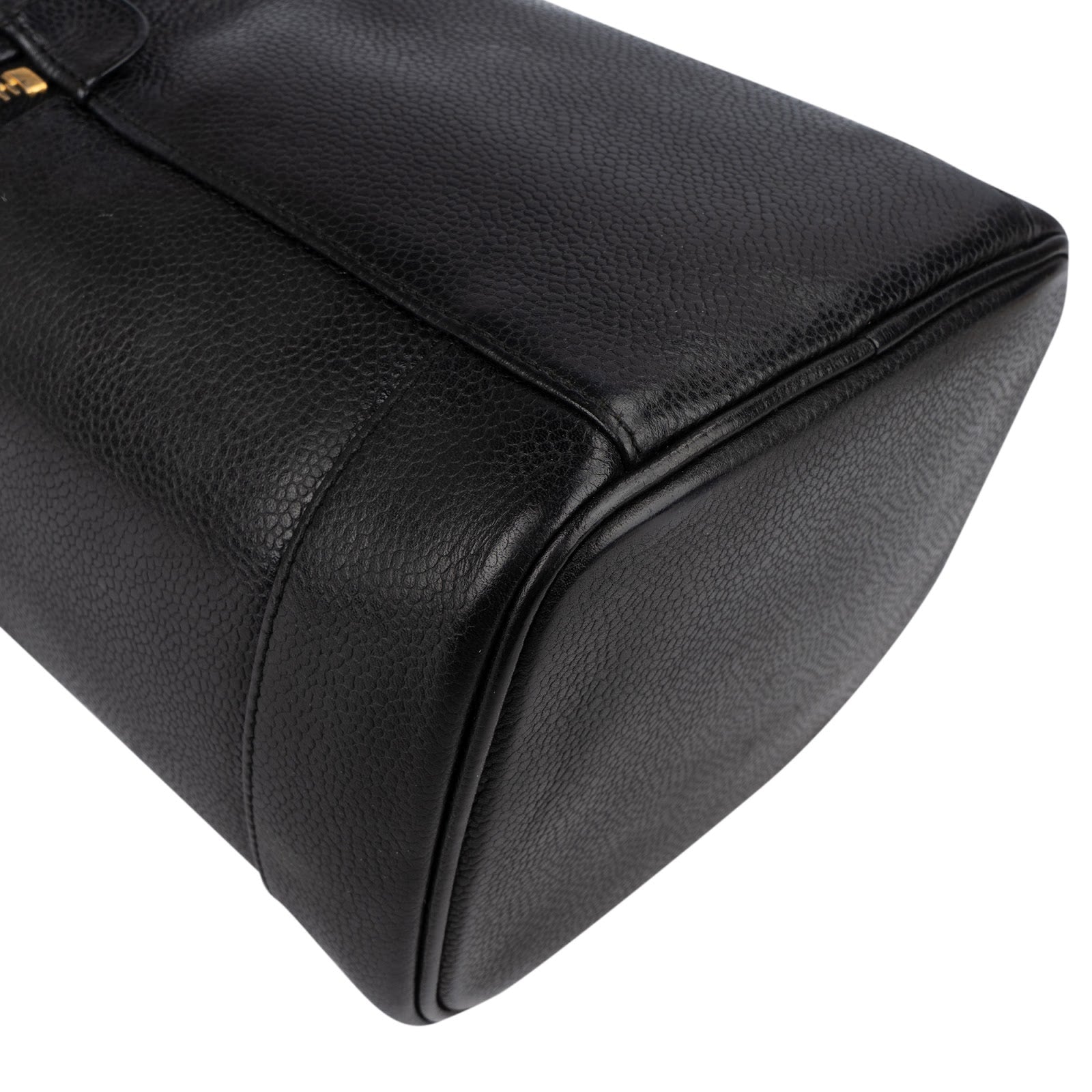 Trousse Chanel in pelle Caviar con motivo CC