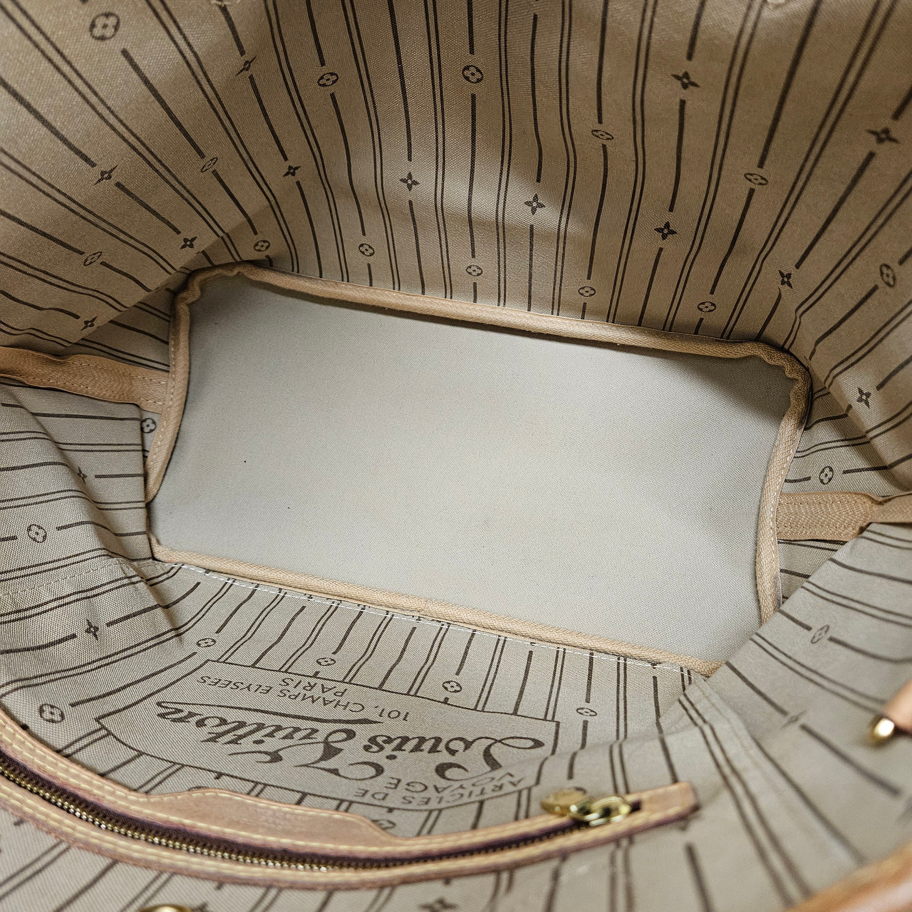 Louis Vuitton – Neverfull MM shoulder bag