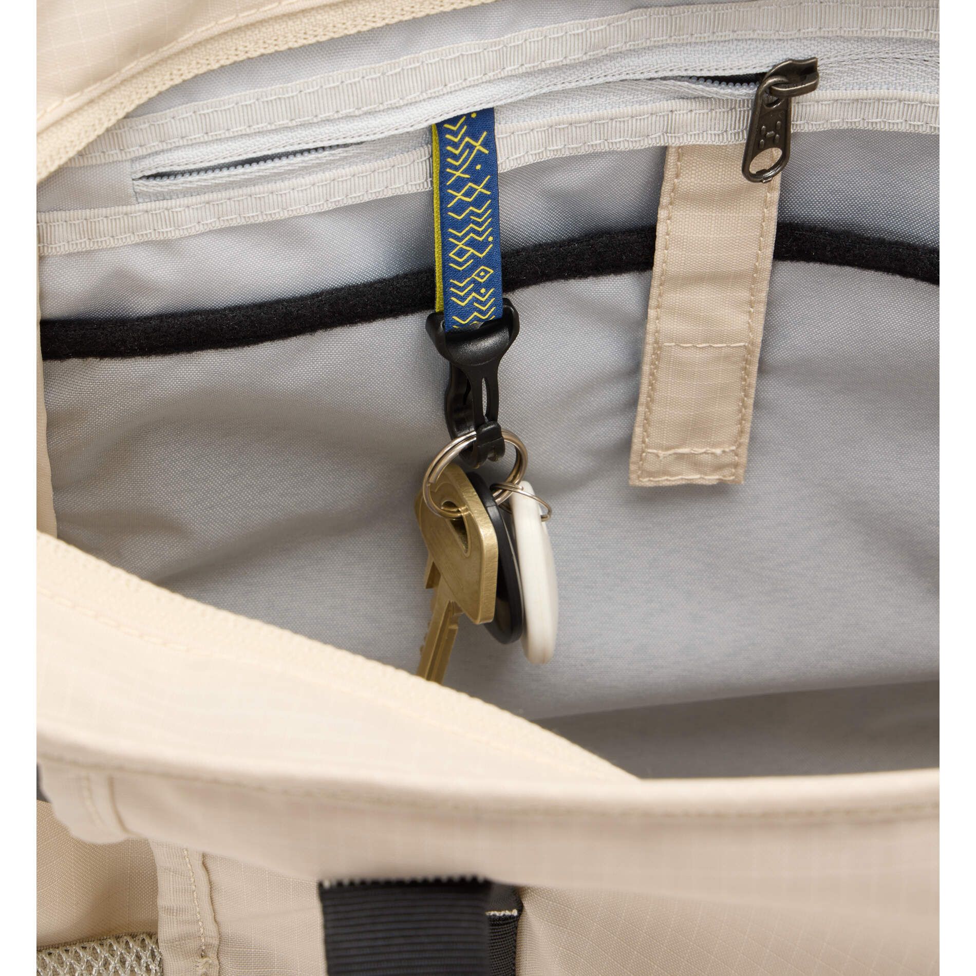 Tight Tote 25 – Chalk Beige/True Black