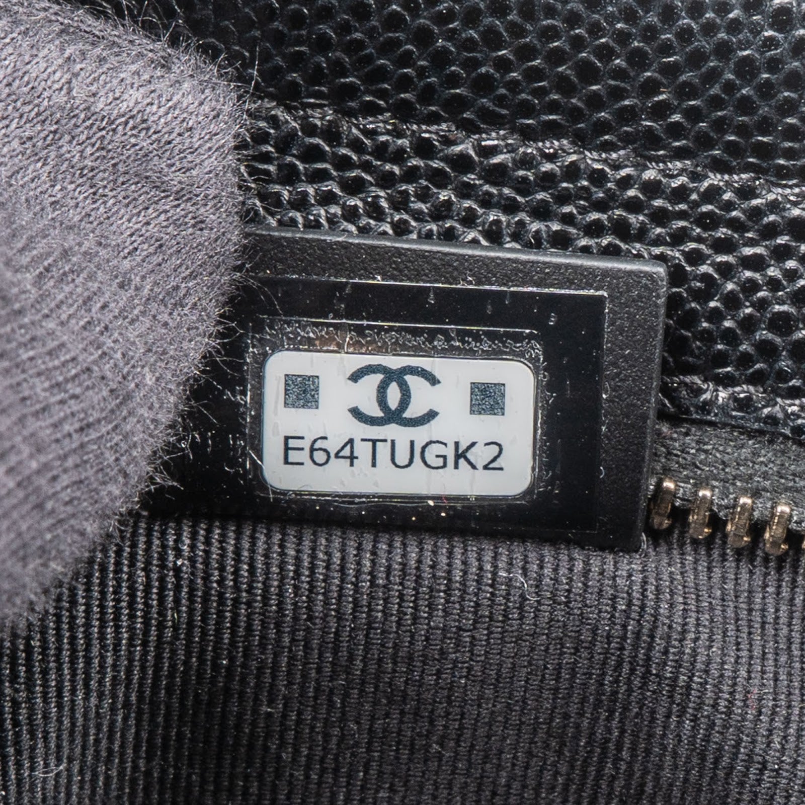 Pochette Chanel in pelle Caviar trapuntata con catena laterale